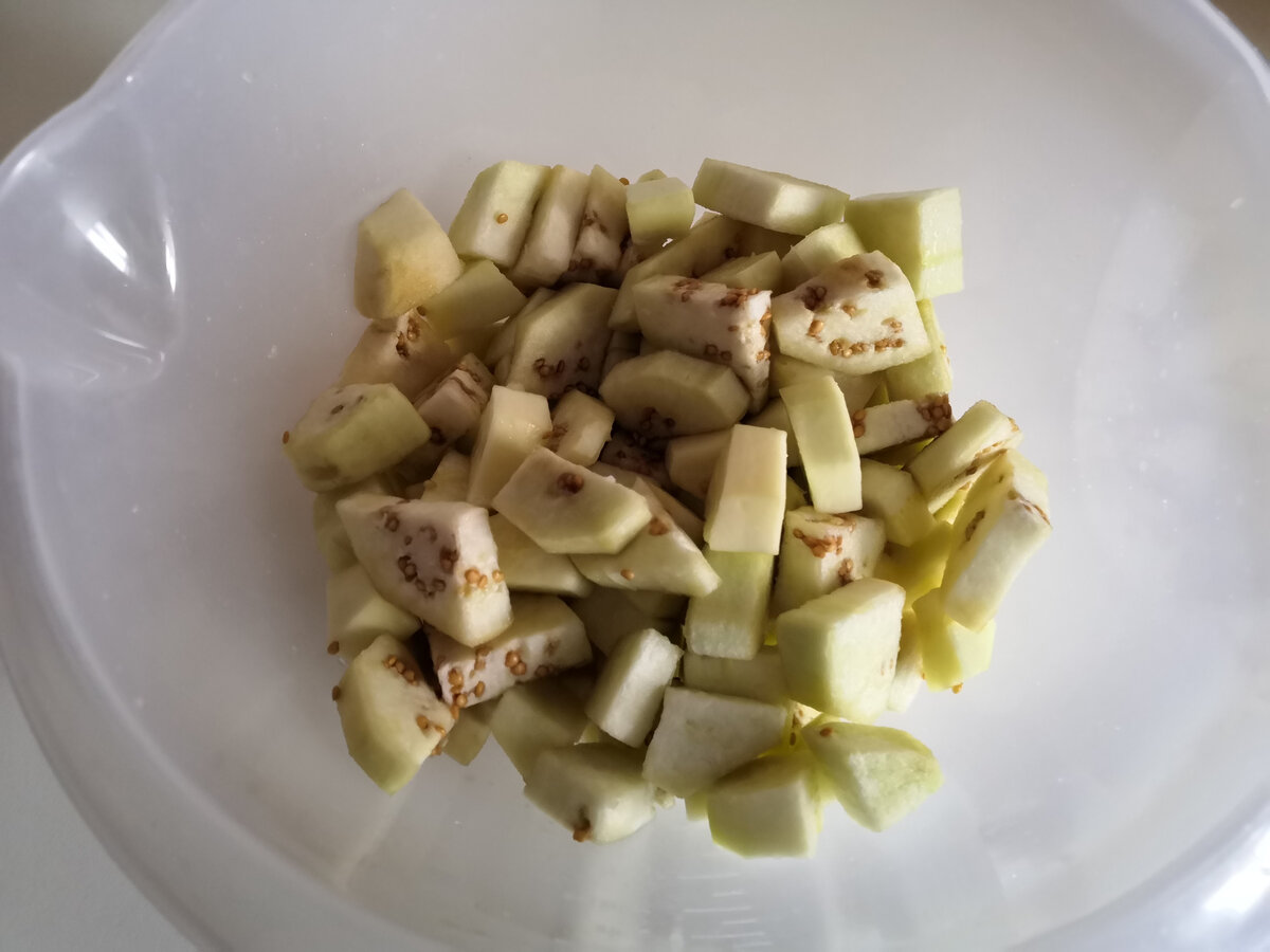 Баклажан и кабачок в миске с солью