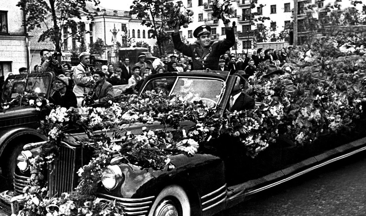 К цветам космонавтам не привыкать. На родине, в Чебоксарах, Андрияна Николаева после полета встречали вот так. 1962 г. Источник https://forum.na-svyazi.ru.