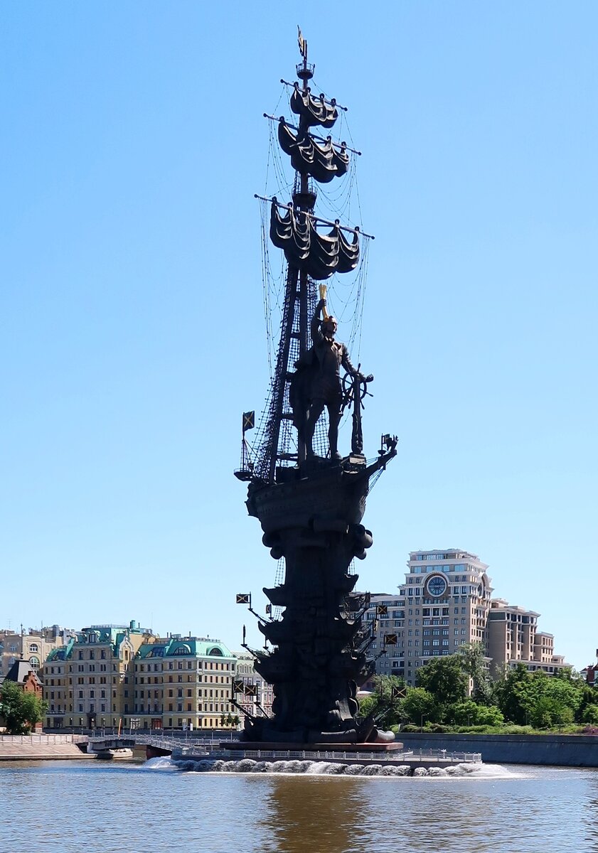 памятник петру 1 в москве на москве реке