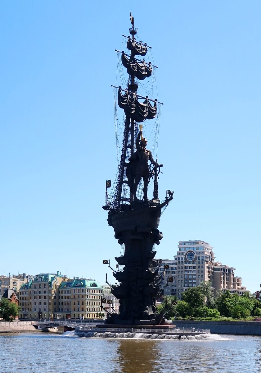 памятник петру 1 москва река