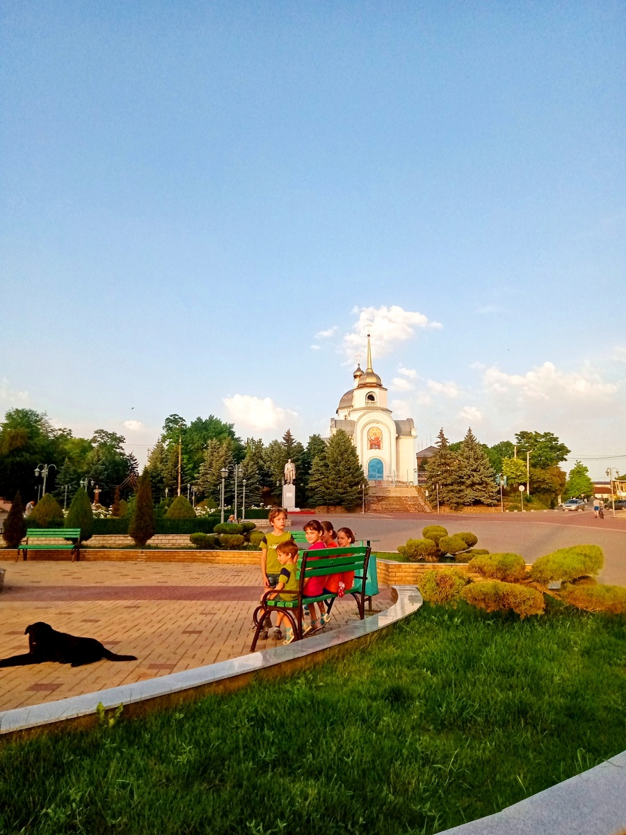 В лучах заката на центральной площади