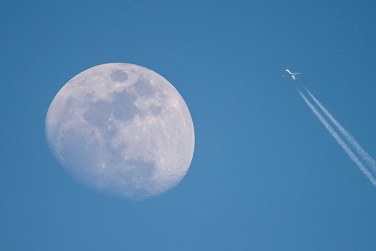 Самолёт на фоне Луны