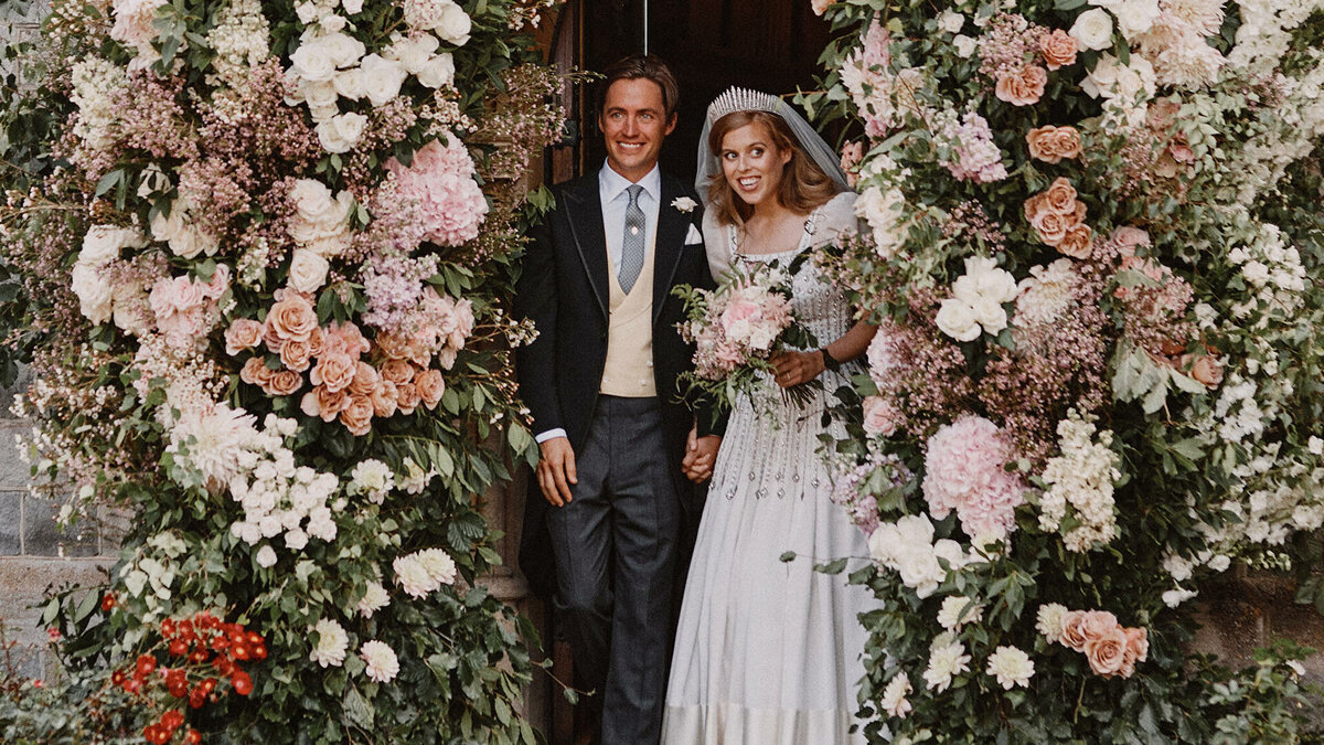 Принцесса Беатрис и Эдоардо Мапелли Моцци на церемонии своего тайного бракосочетания 17 июля 2020 года в часовне Royal Chapel of All Saints в Виндзоре.