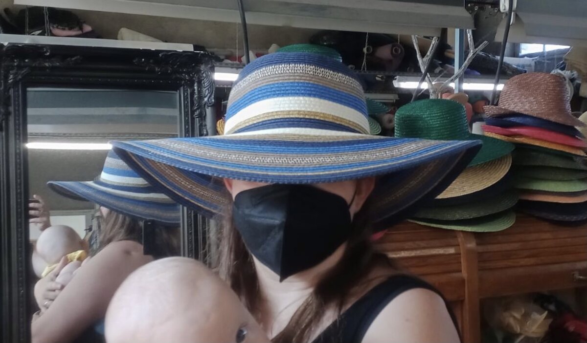 Косад — город шляп. Несколько фабрик все еще производят традиционные шляпы, вязаные крючком из соломки. На фото повседневная шляпа и интерьер магазина при фабрике шляп в Косаде. Фото автора. 