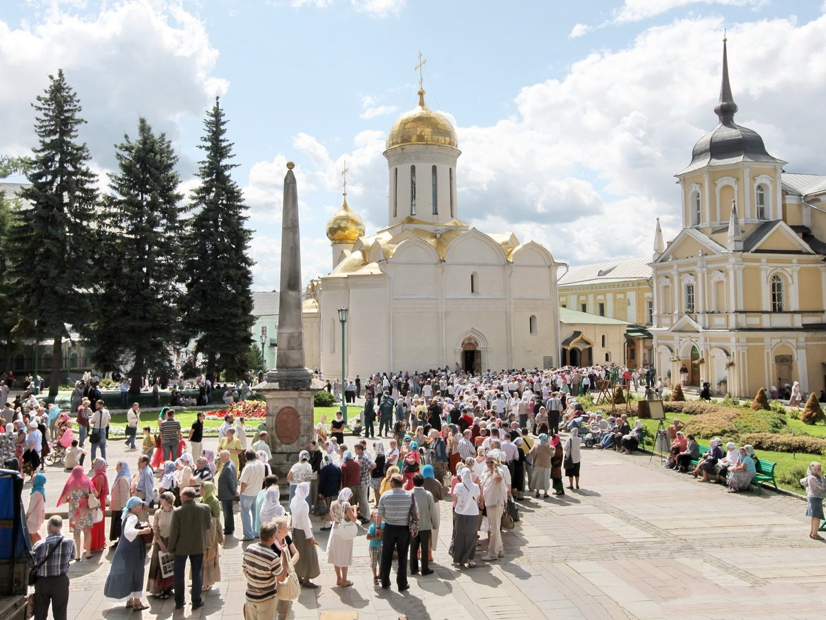 Завтра в храме. Троице-Сергиева Лавра паломники. Троицкий собор Лавра Сергиев Посад очередь. Троицко-Сергиевская Лавра паломничество. Сергиев Посад монастырь паломник.