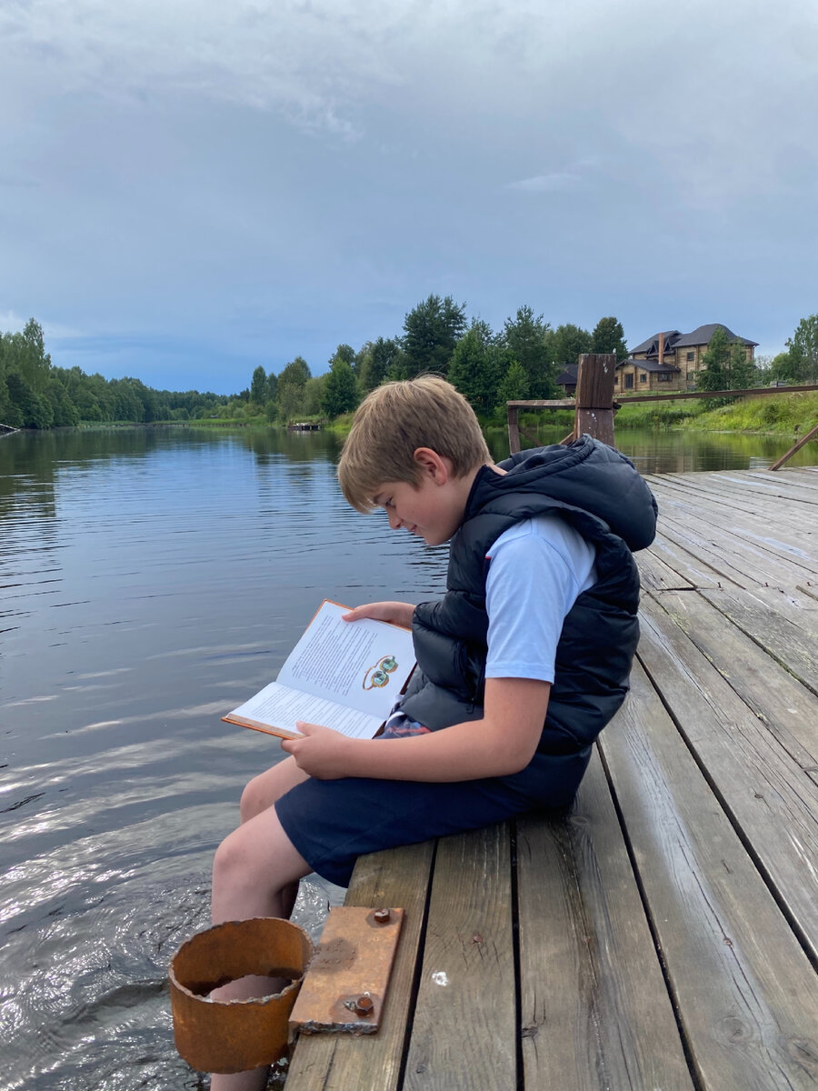 Фото автора. Витя начал это лето с Толкина. Думала, у списка школьной литературы после такого шансов нет, но сыну все понравилось 