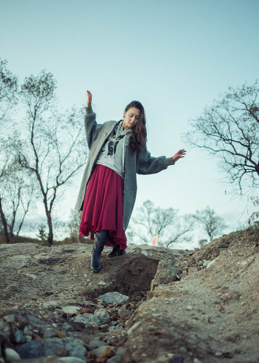 На фото художник слова Антонина Яхина (@antoninayakhina в Instagram). Автор фото фотограф Ольга Дудукалова (@dudukalovaolga в Instagram)