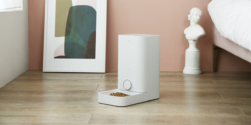 Умная кормушка Xiaomi позволяет кормить животное по заданному графику, что благоприятно сказывается на его здоровье и форме. Фото: PETKIT