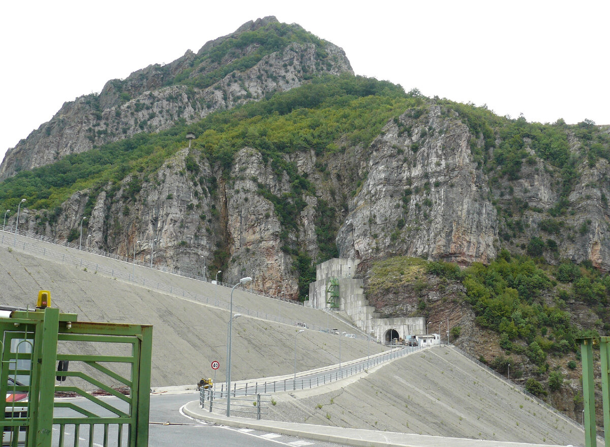 Плотина на озере Коман.