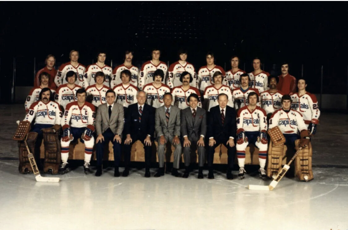 Вашингтон кэпиталз сезон 1974/75#NHLhistory т, что я люблю покопаться в истории NHL. А там за более чем сто лет полно разных историй. На очередную колонку меня натолкнула «Аризона». «Койоты» на сегодняшний день не одержали еще ни одной победы. И тут я вспомнил про сезон 1974/75. «Вашингтон» стал худшей командой того регулярного чемпионата. Восемь побед, пять ничьих( а тогда фиксировали ничьи) и 67 поражений в восьмидесяти матчах. 21 очко и на данный момент это худший в истории лиги. 17 поражений подряд, 37 матчей без побед на выезде. «Койоты» идут пока именно этим графиком. В девяти матчах одно очко. Ну про это отдельно. А пока вернемся к «Вашингтону». 