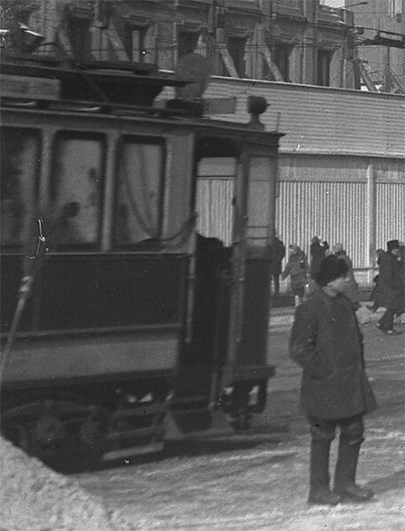 Вид на стройплощадку Дома Совнаркома. Слева - бывший дом Комиссарова на углу Тверской и Охотного Ряда.  Фото Николая Кубеева, сделанное в 1933 году. Из коллекции Андрея Мятиева.