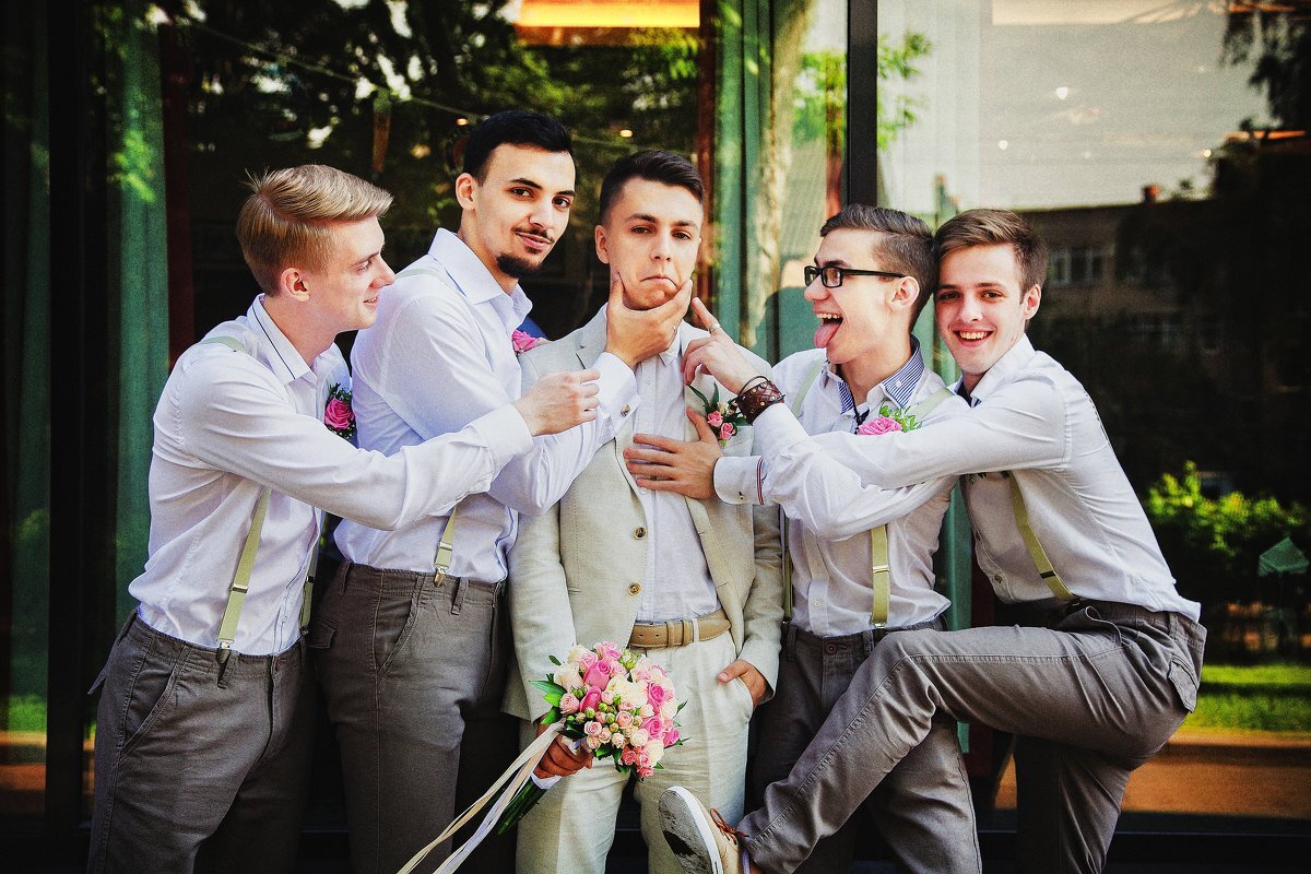 Фотосессия жениха и невесты. Подбрасывают жениха. Конкурсы на свадьбу смешные. Свадьба выкуп прикол. Как называли человека который запевал на свадьбе.