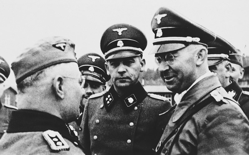 


 
«…Путь к подножию горы Бойка начинается сразу за селом. Эта гора, которая до Великой Отечественной войны именовалась Басман, - одна из самых загадочных в Крыму. С ней связывают легенды о Золотой колыбели. Их несколько, но главная сводится к тому, что колыбель - это Святой Грааль, который мог попасть в Крым из Византии в XIV веке. Именно тогда на гербе средневекового княжества Феодоро появляется символ чаши. В ней изображен младенец, над которым кружатся ангелы. Именно за этим предметом охотились СС и оккультная служба Гитлера «Аненербе», что в переводе означает «Наследие предков». В 1942 году, сразу после оккупации Крыма, секретная немецкая организация снарядила сюда целую экспедицию и в подземных лабиринтах пещер искала Святой Грааль…Поговаривают, что «Аненербе» таки нашла подтверждение существованию Чаши Грааля. Ведь несмотря на то, что документальных подтверждений находке нет, участники экспедиции получили высшие немецкие награды... По словам местных старожилов, экспедиций по поискам Грааля к склонам горы Бойка было несколько. Как минимум, три попытки найти священную реликвию предпринимали советские спецслужбы. Одну из первых организовал секретный отдел НКВД во главе с известным оккультистом Александром Барченко. Он считал, что Грааль - это чудотворный камень, многие сотни тысяч лет назад упавший на Землю с созвездия Ориона, и еще за пятнадцать лет до оккупации Крыма искал его в районе горы Бойка. А последняя экспедиция состоялась в семидесятых годах прошлого века под руководством крымского археолога Олега Домбровского. Таинственным образом несколько членов этой экспедиции исчезли в долине…



Гитлер был известным мистиком, и в 1942 году отрядили специальную экспедицию «Аненербе» (оккультные службы Вермахта) в пещеры для розысков Святого Грааля. Ведь по легенде он давал бессмертие и удачу в делах. Также Гитлер, считавший себя потомком готов (а те в свою очередь произошли от древних ариев), собирался присоединить Крым к своей империи и, возможно, сделать здесь столицу. Заселить земли чистокровными арийцами и выводить новую породу сверхлюдей. У подножия Басмана был бы арийский оккультный центр.
Но не только немцы искали артефакт. И советские службы не отставали от них, отрядив несколько экспедиций в тот же район ещё за 15 лет до войны. Барченко (глава секретного отдела НКВД) был уверен, что Грааль – это камень, тысячелетия назад упавший с Ориона. Советы очень хотели найти артефакт и воспользоваться его силой.
Последняя подобная археологическая экспедиция была в 70-х гг. под руководством О.Домбровского. Таинственное исчезновение нескольких её членов подогрело слухи о необычности этих мест.


 
Местные жители свято уверены, что те, кто находят Грааль, сходят с ума, ибо неземное происхождение реликвии неподвластно человеческому разуму.
Есть другие версии, что Грааль – это храм, дающий или забирающий энергию. И что сделает Чаша с конкретным человеком, сможет ли он правильно воспользоваться силой, никто не знает.
Но однозначно вода из источников около горы считается чудотворной и омолаживающей. Именно отсюда текут речки, которые затем, попадая в Большой каньон, наполняют Ванну молодости.
Местному жителю сказочно повезло, один из родников проложил себе дорогу прямо по его огороду. И сельчанин, и его жена оба моложавые и здоровые. И с сексуальной жизнью у них полный порядок. Причиной ли их наследственность и природа, медитации или действительно родник, сложно сказать. Но испробовать вкусную родниковую воду и омолодиться можете и вы, посетив гору.
До вершины подъём занимает около трёх часов. На одной из полян можно осмотреть развалины христианского храма Христа Спасителя. А ещё ранее здесь было языческое капище. Эзотерики утверждают, что здесь – место Силы . Убедиться в этом можно только самолично. А мы вам передаём то, что слышали.



Ещё из горы слышен загадочный гул. Геологи ничего определённого не говорят. То ли это подземная река, то ли тектоника, то ли инопланетяне . Сложно сказать. Мы можем привести слова одной из жительниц Симферополя. В 2009 году она и ещё несколько человек увидели объект в форме цилиндра металлического цвета, который приблизился к скале. Та пошла рябью, в горе появился некий разлом, и объект влетел в скалу. И всё стало по-прежнему…
В этой долине, кстати, природная структура создала необычное эхо, которое отражает шумы, возникающие за несколько километров. В безветренную погоду, например, отчётливо слышен шум поезда (ж/д находится в 20 километрах отсюда). Пение птиц усиливается в несколько раз. Вы получите потрясающие ощущения от природы, остановившись в этом месте.
Гору называют ещё «Крымская Шамбала». Что такое Шамбала, наверняка знает каждый мало-мальски просвещённый человек. И прикоснуться к тайнам второй Шамбалы очень и очень заманчиво.
*****
На следующий день мы продолжили беседу о «траве жизни». Устроиться на веранде, любуясь на великолепный морской вид нам уже не удалось, – с утра на долину опустился плотный туман, а потом зарядил нескончаемый осенний дождик. Так что я вооружилась диктофоном, а Константин Михайлович закурил трубку с ароматным табаком, и мы уютно разместились в его кабинете. Кабинет этот мне почему-то напомнил таинственную обитель средневекового алхимика: все стены заняты стеллажами со старинными затянутыми в кожу фолиантами, на огромном столе посредине комнаты – какие-то пожелтевшие свитки и стеклянные бутылочки со странным содержимым, охапки сушеных трав везде навалены, а на стене над письменным столом – чучело огромной совы.
– Итак, по «скифской траве» был организован специальный проект в Аненербе.
– Аненербе, – кивнула я, – переводится как «наследие предков». Особенно они «прославились» тем, что во время войны проводили в концлагерях ужасающие опыты над живыми людьми. Подробные описания такого рода «экспериментальных исследований» Аненербе сделались темой многих «черных книг», опубликованных следственными комиссиями разных правительств, и получили, таким образом, мировую известность.
– Полное название этой организации – «Немецкое общество по изучению древней германской истории и наследия предков», – продолжил рассказ Константин Михайлович, – и создано оно было в 1933 году, чтобы изучать все, что касалось духа, деяний, традиций, отличительных черт и наследия «индогерманской нордической расы». А делалось все это с единственной целью – подтвердить превосходство арийской расы в рамках расовой доктрины национал-социализма. Начиная с 1938 года все германские археологические раскопки проводились только с ведома общества Аненербе. Солидное финансирование позволило привлечь к научным исследованиям многих первоклассных университетских ученых, с помощью которых были достигнуты определенные успехи: произведены раскопки укреплений викингов IX века, состоялись экспедиции в Тибет и на Ближний Восток. А когда был оккупирован Крым, то немецкие ученые занялись здесь исследованием древних поселений и курганов и кое-что найти им все-таки удалось…
– Ну, не весь, конечно, но пять табличек, а среди них и с изображением «травы бессмертия». Это была фантастическая удача. И даже известно место, где эта потрясающая находка была сделана, – на территории современного Мангупского заповедника, в месте сто янки древних ост – готов. Таблички эти сразу же отправили в Германию, но предварительно сделали с них фотографии.
– А куда потом делись эти таблички? Что-то я никакой информации о них нигде не встречала.
– И не встретите. Таблички эти бесследно исчезли в 1945 году, когда по личному указанию Гиммлера была взорвана крепость Фелецбург и под ее обломками уничтожены практически все исследования Аненербе. Можно предположить, что бесценные скифские таблички были заранее вывезены из Фелецбурга и где-то очень хорошо спрятаны. Возможно, что они оказались в какой-то частной коллекции.
– А что произошло со сделанными с табличек фотографиями?
– По этим фотографиям ученые из Аненербе стали искать «траву бессмертия» на территории Крымского полуострова. В то время немцы мало что знали об астрагале. Внешний вид – приблизительный, где растет – непонятно. В общем, облазили они весь полуостров. И привлекли тем самым к себе внимание крымских партизан, которые на всякий случай доложили об этих поисках в Москву. В Москве не придали этой информации большого значения, особенно когда поняли, что немцы ищут всего лишь какое-то растение, пусть даже и лекарственное. Но потом на всякий случай обратились за разъяснениями к нашему разведчику, являвшемуся в то время сотрудником Аненербе. Тот собрал материал по проекту «Трава бессмертия» и отправил информацию в Москву. И поскольку проект курировал сам Гитлер, выказывая к нему большой интерес, то о проекте доложили Сталину. В тот момент, конечно же, Сталину было не до этого, мало интересовала его в сложное военное время какая-то «скифская трава». Но Иосиф Виссарионович не оказался бы на самой вершине, если бы не умел придавать значение вроде как мелочам и вещам, кажущимся со стороны незначительными. Информацию по «траве бессмертия» он изучил и запомнил. Тем более что немецкие ученые к тому времени «скифскую траву» в Крыме все-таки нашли, доставили в Германию и занялись вплотную ее изучением.
Обоснование для вторжения в Крым у нацистов было простое - Крым, не что иное, как территория некогда мощного древнего государства готов-немцев и захват Крыма является не агрессией, а восстановлением исторической справедливости утерянных извечных территорий Германии. Следуя духовному наследию предков, территории должны быть возвращены в лоно Третьего Рейха.
Гитлер считал Крым исконно германской территорией
Гипотезы, позволявшие обосновать «историческое право» немцев на территорию Крыма, уходили своими корнями в раннее средневековье.
Готы оказались в Крыму в ходе миграций поздней античности, в III веке нашей эры.
Вероятнее всего, по языку и культуре крымские готы были ближе к своим соседям остготам, жившим в северном Причерноморье, нежели к вестготам. В Крыму готы быстро захватили и ассимилировали остававшихся там скифов и заняли весь полуостров, кроме Херсонеса. В конце III века готы взяли под контроль Боспорское царство и встроились в его элиту, сохраняя традиции военной демократии. Отряды готов нанимались на службу к Римской империи, участвовали в различных военных походах. Среди готов быстро распространилось христианство (арианство). К середине IV века, после упадка Боспорского царства готы стали главной политической силой на полуострове.


 
Крымская Готия раскинулась на слабо населенных территориях к востоку Балаклавы, доходя до Сугдеи (Судака). Столица Готии — Дори, Дорас, Дарас и, наконец, Феодоро — располагалась на Бабадаге, столовидном известняковом останце, в плане напоминающем кисть руки. Это величественное горное обиталище готов было почти неприступно: лишь одна дорога вела к нему. Англичанин Э.Д.Клорк писал в 1800 году: «Ничто в какой бы то ни было части Европы не превосходит ужасной величественности этого места». По легенде в Крыму была захоронена Королева Готов и ее знаменитая корона.
Годами эсэсовские археологи были очарованы красотой Готской короной Крыма, небольшой диадемой украшенной бриллиантами найденной в одной из древних могил недалеко от Керчи, выставленной однажды в знаменитом музее Берлина.
В июле 1942 года гауляйтер Альфред Фрауенфельд организовал археологическую экспедицию, руководителем которой были назначены бригаденфюрер СС фон Альвенслебен и армейские офицеры полковник Кальк и капитан Вернер Баумельбург.

Летом 1942 года Гиммлер отправил в регион Черного моря на поиски сокровищ Готов Герберта Янкуна и двух его коллег, доктора Карла Керштейна, эксперта по северной Европе бронзового века и барона Вольфа фон Зеефельда, молодого этнического немца, археолога из Латвии, который говорил по-русски.
Средневековый город-крепость в Бахчисарайском районе Крыма. Столица княжества Феодоро Готия, затем турецкая крепость. Гравюра с рисунка А. де Палдо «Вид на Мангуп-Кале», XIX в.



Янкун сообщил своим коллегам, что они будут путешествовать налегке, с ранцами вместо чемоданов, и в стальных касках вместо эсесовских фуражек.
Три археолога отправились на задание 21 Июля 1942 года в полевой штаб 5-ой танковой дивизии СС «Викинг».
Янкун узнал, что основные музеи Крыма упаковали и отправили важнейшие свои коллекции на Северный Кавказ перед приходом немцев. Янкун хотел перехватить груз, даже если для этого придётся отправиться на передовую. Он верил, что артефакты “имеют большое научное значение”.
Он надеялся присоединиться к дивизии «Викинг», которая направлялась в сторону богатых нефтяных месторождений Майкопа.
После путешествия в душном и пыльном вагоне, 1 августа, три археолога прибыли на командный пост Викингов, в Старобешеве, в Украине.
Путешествие к Майкопу вероятнее всего оставило след в памяти Янкуна. Следуя вместе с дивизией «Викинг» и Айнзацкомандой, передвижной расстрельной командой, они встретили толпы беженцев на дорогах. Колонна немецких танков не сворачивала с дороги при встрече с потоком людей, практически наезжая на них. Захваченные по дороге партизаны были казнены на месте. Судя по докладным, путешествие с такой компанией не сильно беспокоило археологов.
9 Августа, согласно приказу Гитлера, немецкие войска захватили Майкоп. Однако советские войска перед отступлением успели уничтожить нефтеперерабатывающие заводы и полностью прекратить производство.
Пока Янкун ждал возможности войти в город, была получена радиограмма от Сиверса, содержащая срочный приказ от Гиммлера. Гиммлер получил донесение от Людольфа фон Альвенслебена, начальника СС и полиции Таврии, с описанием древнего крымского города известного как Мангуп-Кале.



14 июля 1942 года, раскопки на Мангупе посетили бригаденфюрер (генерал-майор) войск СС и полиции генерального округа «Таврия» (территория бывшей Крымской АССР) Людольф фон Альвенслебен и два армейских офицера: полковник медицинской службы Кальк и известный в 20-40-е годы XX века в Германии писатель капитан люфтваффе Вернер Боймельбург.
Альвенслебен вместе с двумя компаньонами, историком-писателем и врачом посетили горную крепость и пришли к выводу, что Мангуп-Кале когда-то была местом проживания готских принцев.
Гиммлер хотел, чтобы Янкун немедленно исследовал это место. Однако Янкун хотел продолжать охоту за готскими сокровищами, которые советская армия спешно эвакуировала из Керчи, поэтому он отправил Керштейна начать археологические раскопки в Мангуп-Кале и других возможных готских городах.
Янкун и Зеефельд добрались через развалины Майкопа в музей, где занялись осмотром. Янкун был очень доволен результатами. Красная армия не успела отправить некоторые из важных экспонатов. Несмотря на значительные повреждения самого здания музея, коллекции удалось остаться неповрежденной. Выставочные витрины блестели великолепными вещами из древних захоронений Скифской знати - бронзовый шлем, предметы кухонной утвари. Все эти находки привели в восторг Янкуна, который считал Скифов, как и Готов, предками немцев.
Янкун и Зеефельд обнаружили дюжину других желанных предметов античности, включая греческий бронзовый шлем, бронзовые зеркала со своеобразным орнаментом, бронзовые конные принадлежности, два военных топора и каменные инструменты времен палеолита. Однако к их разочарованию, не один из этих предметов не был изготовлен Готскими мастерами.
Тем не менее, Янкун до сих пор был обеспокоен поисками музейных коллекций из Керчи. Он и Зеефельд продолжали быть начеку и держать нос по ветру, надеясь установить след потайного места, где могли бы быть спрятаны артефакты. Все чаще Янкун волновался, что сокровища музея успели вывезти за пределы 
28 Августа из Армавира, важного железнодорожного узла, поступили отрывки развед-донесения. Медицинский склад получил груз из 72 деревянных ящиков. Полагали, что они заполнены музейными сокровищами из Симферополя, Севастополя и Керчи.
Зеефельд поспешил отследить нахождение ящиков, находясь мысленно в предвкушении удовольствия о возможности обнаружить желаемые сокровища. Когда он прибыл на место, его сердце оборвалось. Его взору предстали тлеющие обломки склада. Он вышел из машины и осмотрел окрестности. Во дворе он обнаружил двадцать опечатанных ящиков и еще несколько вскрытых и разграбленных. Он сообщил о находке Янкуну и когда руководитель экспедиции прибыл на место, они осмотрели содержимое ящиков предмет за предметом: греческие вазы, статуэтки, жемчужные бусы, артефакты каменного века, древние монеты, ценные географические книги юга России.
Однако в ящиках не было ни одного артефакта Готов. Янкун выглядел растерянным и разочарованным. Ценные ящики, содержащие сокровища Керчи ускользнули от него.
Зеефельд упаковал четырнадцать ящиков наиболее ценных находок и отправил в офис Аненербе в Берлин.
Впрочем, не только следы Готской короны искали нацисты. Константин Владимирович Колонтаев в своей книге «Крым: битва спецназов» утверждает, что поиск следов Готов являлся лишь прикрытием для поиска следов мистической «Чаши Грааля».
«По мнению многих современных исследователей, кроме карательных операций перед Олендорфом на Украине и в Крыму были поставлены задачи и по линии «Аненербе» (Peter Levenda. Unholy Alliance. London: Continium International Publishing Group, 2003. P. 114, 115, 215).
Об этом свидетельствует то, что после оккупации немецкими войсками к концу ноября 1941 года почти всего Крыма сотрудники группы «Д» во главе с Олендорфом тщательно обследовали все караимские кенасы, средневековую мечеть Кебир-Джамаль в Симферополе, мавзолей дочери хана Тохтамыша на территории пещерного города Чуфут-Кале близ Бахчисарая, руины крепости Керменчик. Так начался немецкий поход по следам экспедиции Барченко.
Непосредственно «Аненербе» начало заниматься Крымом в январе 1942-го, когда в Киев прибыла ее археологическая экспедиция во главе с доктором Гербертом Янкуном. Хорошо зная Олендорфа еще по Кильскому университету, где Янкун тогда преподавал историю и археологию, он быстро установил с ним деловые контакты. К этому времени возможности Олендорфа значительно выросли, поскольку с конца ноября 1941 года он к своей прежней должности получил пост начальника СД и полиции безопасности генерального округа «Таврия». Для помощи экспедиции «Аненербе» в Крыму Олендорф выделил 2-ю айнзатцкоманду Айнзатцгруппы «Д» во главе с штурмбанфюрером доктором Вернером Брауном (Н. Г. Кашеварова. Деятельность зондерштаба «Наука» Оперативного штаба рейхсляйтера Розенберга по конфискации ценностей научных учреждений Украины (1941-1943 годы) // Сборник статей библиотеки Национальной Академии наук Украины. Киев, 2005. Выпуск 3).


 
Непосредственная работа экспедиции «Аненербе» в Крыму началась под руководством Альфреда Фрауенфельда вскоре после взятия Севастополя войсками 11-й немецкой армии в июле 1942 года. Были тщательно обследованы с проведением археологических раскопок пещерные города на территории Севастополя и Бахчисарайского района Крыма.
Немецкая исследовательская группа двинулась по следам экспедиции научного эксперта специального отдела ОГПУ СССР профессора Барченко, изучавшего пещерные города Севастополя и Бахчисарая в 1925 году.
Наибольшее внимание эсэсовская экспедиция уделила древнему городу Мангуп, находящемуся между Севастополем и Бахчисараем. Также нацистские исследователи внимательно изучили в окрестностях Севастополя пещерные комплексы в Инкермане, пещерные монастыри Челтер и Шулдан. Большое внимание уделялось пещерным городам и храмам в окрестностях Бахчисарая.
Экспедиция проходила под прикрытием легенды о якобы поиске следов пребывания древнегерманского племени готов на территории Крыма и Севастополя, чтобы исторически обосновать их последующее присоединение к Германии.
Но на самом деле задачей этой германской экспедиции, так же как и экспедиции Барченко, был поиск в Крыму следов и артефактов неолитической цивилизации, основанной выходцами из Северной Африки, которую мы сейчас знаем как Кеми-Обинскую археологическую культуру, и попытки обнаружить те способы и магические инструменты («Чаша Грааля»), с помощью которых ее шаманы и маги, а затем жрецы, могли соединять свою психофизическую и биофизическую энергию с энергией различных земных и космических полей, добиваясь тем самым осуществления своих различных планов.
О том, какое значение придавалось работе данной экспедиции «Аненербе» в Крыму, свидетельствует прибытие в Крым осенью 1942 года рейхсфюрера СС Генриха Гиммлера, который посетил основные места работы эсэсовских археологов.» (Константин Владимирович Колонтаев «Крым: битва спецназов»)
7 115
Во второй половине 20-х гг. Александр Барченко пытался воплотить проект созыва съезда носителей Древнего знания, принадлежащих к разным конфессиям. Получив «послание махатм», советские власти спешили провести в Москве «теософский съезд», где бы ведущая роль принадлежала, разумеется, Николаю Рериху. В разных уголках страны большие и маленькие маги оказывались причастными к глобальным политическим процессам.
Начиная с 1925 года практической работой по подготовке созыва в Москве съезда религиозно-мистических сообществ России и Востока вплотную занялся Барченко. Для чего установил связи с хасидами, исмаилитами, караимами, тибетскими и монгольскими ламами, алтайскими старообрядцами, кержаками, русской сектой голбешников и др. Ученый-мистик мотался по стране, выезжая из Москвы в разные районы Союза: в Крым, в Ленинград, на Алтай, в Уфу, в бывшую Самарскую губернию, а также в Кострому. На все эти дальние и ближние поездки нужны были немалые деньги. «Денежными средствами, как и всем моим материальным обеспечением, субсидировал член группы Бокий Глеб Иванович. Начиная с 1925 года от него в общей сложности получено около 100 тысяч рублей», - докладывал в 1937 году Александр Васильевич на чекистских допросах. Названная цифра представляла бы по теперешним временам не менее 600 000долларов.
Осуществляя задуманное, A.B. Барченко в 1927 году отправился в Бахчисарай, где установил связь с членами мусульманского дервишского ордена Саиди-Эддини-Джибави. Впоследствии он вызывал в Москву для знакомства с Глебом Бокием сына шейха мусульманского дервишского ордена Саиди-Эддини-Джибави.
Предположительно в то же время Барченко ездил в Уфу и Казань, где познакомился с дервишами орденов Накш-Бенди и Халиди.
Тесные отношения сложились у Барченко и с отечественными хранителями знаний, голбешниками, главу которых, старца Никитина, Александр Васильевич посетил осенью 1924 года в Костроме. В марте 1927-го Барченко вновь приехал в Кострому и, помимо Никитина, встретился здесь также с сыном шейха мусульманского ордена Саадия, но эти экзотические контакты привлекли внимание ОГПУ, и в Костроме ученого арестовали, но спешно освободили по ходатайству Бокия. И в том же марте 1927-го Александр Васильевич уже пребывал с экспедицией в Крыму, где параллельно с научной работой наводил связи с членами дервишского ордена.
Он приехал в Крым в рамках санкционированной Бокием научной экспедиции в качестве руководителя группы; заместителем Барченко, как и в поездке на Кольский полуостров, был астрофизик А. Кондиайн. Полагают, что Александр Кондиайн уже некоторое время проживал в Крыму, в поселке Азиз под Бахчисараем. Все сотрудники подбирались A.B. Барченко и Е.Е. Гопиусом и утверждались Г.И. Бокием. Как пишет Олег Шишкин в книге «Битва за Гималаи», «Горный Крым интересовал Бокия и по сугубо практическим причинам: здесь находились участки геомагнитных аномалий. Они создавали трудности при прохождении радиоволн».


 
Бахчисарай стал базой научной экспедиции. Спустя годы здесь же, в Бахчисарае, будет временная ставка выдающегося гитлеровского полководца Эриха фон Манштейна (1887–1973), а в Крыму у нацистских исследователей также появятся свои интересы, направленные в далекую древность.
По утверждению историка Валерия Демина, Барченко по личному указанию Дзержинского возглавил совершенно секретную экспедицию в пещеры Крыма, целью которой была «поиски остатков древних цивилизаций, которые, согласно концепции русского ученого, владели универсальным Знанием. Но Барченко искал большее: он считал, что древние цивилизации владели тайной расщепления атома, иными источниками энергии, а также действенными средствами психотронного воздействия на людей. И сведения о том не исчезли, они сохранились в закодированной форме, их можно отыскать и расшифровать. Этим не в последнюю очередь и объясняется повышенный интерес к его изысканиям со стороны чекистов и лично Дзержинского. Было ли найдено искомое доказательство? Ответ на этот вопрос сокрыт за семью печатями. Секретные службы всегда умели хранить свои тайны» (см. В. Демин. «Тайны русского народа: В поисках истоков Руси»).
«В горах, - добавляет историк О. Шишкин, - еще двести лет назад жили легендарные готы. Они исчезли, только несколько каменных стел и лабиринты в пещерах напоминали о древних зодчих, спасавшихся здесь, возможно, от великого потопа». Так это или нет, однако нельзя забывать, что железный польский еврей Феликс Эдмундович Дзержинский умер еще 20 июня 1926 года, т. е. почти за год до крымской экспедиции Спецотдела.
Понятно, что Барченко влекла таинственная Шамбала, страна, где доступным высокие истины и где можно без слов, а только с помощью телепатии общаться друг с другом. Несмотря на то, что он получил координаты Шамбалы со слов Доржиева, все же имелись и другие сведения относительно ее месторасположения. Пока одни утверждали, что Шамбала находится в районе Тибета в Гималаях, другие уверяли, что она - на Алтае, третьи относили загадочную страну в персидские пределы и даже в глубь полой Земли; но были и те, кто доказывал, что искомая зона размещена в Крыму. Ранее недоступные архивные документы ныне свидетельствуют, что в 30-е годы XX в. Шамбалу искали не только в Тибете, но в Карелии, на Алтае, в болотистых лабиринтах Югры, в Крыму и других местах СССР. Все, кто искал таинственную страну, с 1937 по 1941 год будут арестованы и расстреляны. Погибнут все, кто так или иначе будут связаны с этой загадкой.
Итоги научных изысканий экспедиции Спецотдела в Крым стали новым достоянием тайных архивов Бокия. Но известны некоторые подробности пребывания экспедиции на благословенной земле древней Тавриды.
Из Бахчисарая Барченко через советского консула в Монголии, члена «Единого трудового братства» Владимира Королева (недавнего референта НКИД и выпускника института живых восточных языков) передает послание для бурятского ученого Цыбикова в Улан-Удэ, в котором, говоря о личных встречах с голбешниками, указывает на свою великую миссию: «Они постепенно углубили мои знания, расширили мой кругозор. В нынешнем году в период с 28 февраля по 7 марта формально приняли меня в свою среду и формально уполномочили меня в марте месяце этого года известить всех иноплеменников, владеющих традицией, о нашей работе в России…Это именно полномочие я и выполняю этим письмом». ОГоньбочжабе Цыбикове, выпускнике Петербургского университета, можно сказать то, что этот выдающийся человек в начале XX века сумел под видом бурята-паломника побывать в самых сокровенных монастырях Тибетского высокогорья.
Исполнив поручение, Королев передаст для своего товарища из ЕТБ Барченко книгу будущей «Матери мира» Е.И. Рерих «Община», переслав ее через Глеба Ивановича Бокия.
Что же могли изучать спецсотрудники из ЧК на благодатной земле Крыма? Современные исследователи могут смело утверждать, что Крым богат историческим прошлым, а его история корнями уходит во времена Атлантиды и ранних ариев. Каких только странных историй не связано с этой землей! Будто бы, утверждают новоявленные космисты и контактеры - первые поселенцы Крымского полуострова могли общаться с Космосом посредством магического кристалла, который привезли с собой из межгалактических странствий. Этот кристалл соединял ядро Земли с созвездием Гончих Псов; тогда как другие кристаллы на Земле соединялись с другими созвездиями. Кристалл работал вплоть до последней цивилизации атлантов; но всемирный потоп и смещение материков прервали эту возможность, а нынешние крымчане, отдельные жители города Севастополя, готовы восстановить работу удивительного артефакта, активизировав его коллективным энергетическим посылом. Кристалл, как считается, находится в недрах Сапун-горы, возможно в подземной пирамиде. Кстати, при замерах электромагнитного поля на Сапун-горе приборы показывают очень низкое напряжение.
Пирамиды всегда будоражили воображение людей. Их видят и находят не только в знаменитой Гизе, в Египте, не только в Юго-Восточной Азии и Южной Америке, но на дне Атлантического океана и даже на Марсе. Только в XX веке были найдены пирамиды в Японии, Китае и в Крыму. А в начале XXI века гигантское пирамидальное сооружение, возведенное примерно 20 000лет назад, было обнаружено в центре Европы, в
Боснии. Немудрено, что интерес к этим объектам постоянно растет, ведь пирамидам давно приписывают совершенно невероятные, зачастую фантастические свойства.
Считается, что о том, что в окрестностях Севастополя на глубине 10–15 метров находятся как минимум семь пирамид, идентичных египетским, стало известно случайно. Однако, по словам одного моего доверенного собеседника, о пирамидах в Крыму, как и о таинственных пещерах, было хорошо известно спецслужбам еще при товарище Сталине. К тому же - как стало известно - в 1927 г. (по другим источникам, в 1926 г.) экспедиция Барченко в Крыму вела поиски пирамид. А вот нашла ли - как говорят, большой вопрос, на который не исключен и положительный ответ. В наше время на подземные пирамиды наткнулась группа исследователей, возглавляемая кандидатом технических наук В.А. Гохом во время работ по поиску новых источников пресной воды. Впоследствии Виталий Анатольевич Гох утверждал, что ими были обнаружены сразу семь пирамид на участке от Севастополя до Фороса. Он уверен, что схожие пирамиды построены вдоль всего южного побережья Крыма. «Все они расположены на одной линии - на той же, на какой находятся и тибетские пирамиды, и знаменитый Стоунхендж. И все эти подземные строения ориентированы на северо-запад», - подчеркнул ученый.
Ныне все найденные объекты сканированы, причем одна из пирамид внешне схожа со знаменитым египетским Сфинксом, однако, полагают исследователи, возраст крымской находки старше пирамид в Египте на 15 ООО-20 000лет. И это, безусловно, великая загадка. И другая странность: сканирование полуострова показало, что в недрах здесь покоится свыше 40 пирамид. Причем 28 из них образуют огромный ромб с центром в поселке Красный Мак. Думаю, не шокирую позитивно мыслящего читателя, если признаюсь, что мой собеседник, рассказывая о таинственных местах Крыма, поведал о своем путешествии в Пространстве и Времени по пространственному коридору (ученые называют это кротовой норой), очутившись в районе разрушенной церквушки у речки Бельбек. Мы тогда с ним ехали по пыльной дороге автобусом, проезжавшим неподалеку; маршрут автобуса проходил от Севастополя до остановки Красный мак. По его словам, он сам имел отношение к экспериментам в закрытой лаборатории. Причем это была не просто лаборатория, а входящая в систему закрытых институтов и лабораторий (аналогичная «Аненэрбе» и тому же Спецотделу), функционировавших вплоть до падения советской империи в 1991 году. В книге «Подлинная судьба адмирала Колчака» автор писал, что благодаря экспедиции Барченко «были досконально исследованы не только пещеры, но и тщательно оборудованные, находящиеся на большой глубине тоннели, ведущие к уникальным по форме; по содержанию и архитектуре городам додревнейших цивилизаций! Спустя 10 лет после этих событий эти подземные города будут «освоены» подразделением Главного управления Госбезопасности, но… неожиданно для организаторов той экспедиции все исчезнет бесследно, а места входов в тоннели приобретут такой вид, как будто их никто не вскрывал! Мистика ли это? Скорей всего, нет, таково было желание определенных структур: убрать свидетелей, все запутать и… В конце концов, ведь не могло это означать, что интерес к додревнейшим цивилизациям в Крыму у определенных структур был исчерпан».
Добавлю, что мой рассказчик поведал свою историю о фантастическом путешествии, как и написал эти сроки в своей книге еще задолго до того, как в печати появились первые материалы о найденных в Крыму подземных пирамидах. И - странное дело - в который уж раз находятся все новые и новые подтверждения таким неоднозначным доверительным рассказам…
Исследователи крымских пирамид полагают, что все эти однородные сооружения возводились для передачи космической энергии. При этом одни из них принимают энергию, а другие - отдают.
В то время как официальная наука замалчивает подобные поразительные находки (так было и с храмовым пирамидальным комплексом у японского острова Йонагуни, и с китайскими пирамидами в провинции Сычуань, да и с боснийской рукотворной горой Височица и др.), передовые ученые пытаются провести свои исследования. И помощь астрофизиков и математиков здесь вовсе нелишняя. К примеру, математики доказали, что все пирамиды заключают в себе «золотое сечение», «магический квадрат» и «священный треугольник». Астрономы и астрофизики признали, что пирамида - это зашифрованная модель Космоса, так как построена по космическим пропорциям и ориентирована чаще всего по Полярной звезде. А три великие пирамиды на плато Гиза и комплекс пирамид в Мексике еще и повторяют расположение звезд пояса Ориона или расположение планет Солнечной системы. Свои открытия сделали и биологи, указавшие, что продукты, попавшие в пирамиду, мумифицируются, а не плесневеют и загнивают. Обнаружены были и такие странные свойства некоторых пирамид: здесь сами собой затачиваются лезвия, проращиваются семена, удивляющие своей всхожестью и урожаем и т. д. Так может и правда, что пирамидальная форма обеспечивает накопление космической энергии, которая может чудесным образом влиять на организмы?
Пирамиды есть, их много, они разбросаны по всему земному шару - это неопровержимый факт. Но кем и зачем они построены и на какие чудеса способны? - это еще предстоит распознать, если, конечно, удастся. Ведь известно, что не каждая пирамида подпускает к себе охотников за тайнами. К примеру, путь к пирамидам Китая (обнаружены пилотом США в 1944 г.) пролегает через Долину смерти, где уже пропало несколько международных научных экспедиций. Шутки с таинственными силами плохи…
А вот еще информация прелюбопытного свойства, могущая поколебать упорство скептиков. В 1967 году известный американский физик, лауреат Нобелевской премии доктор Луис Альварес решил исследовать прохождение космических лучей сквозь толщу пирамиды Хефрена, прибегнув к помощи новейшей на то время электронной техники. На помощь ученому и его группе из Калифорнийского университета пришли видные египетские физики. После того как полученные результаты были обработаны на ЭВМ, доктор Альваpec отказался их комментировать. Но его коллега из Египта физик Гонейд открыто заявил, что они «просто немыслимы», потому что, по его словам: «На них, либо повлияла существенная ошибка, вкравшаяся в геометрию пирамиды, либо же тайна, которую мы не в состоянии объяснить. Называйте ее как хотите - проклятием фараонов, волшебством или магией».
У людей здравомыслящих не вызывает сомнения, что мы до сих пор имеем дело с тайной, которую мы не в состоянии объяснить; а значит, вся мировая наука, несмотря на ее прорывы и достижения, так и остается несовершенной.
По каким-то странным (для нас) причинам наши далекие предки делали и маленькие пирамидки из камней, проводя возле них всевозможные магические обряды. Полагают, что с помощью «пирамидальной» магии можно творить чудеса: скажем, погружаясь в транс, узнавать волю богов и передавать ее соплеменникам. По словам публициста Сергея Демкина, «эффект пирамид» можно объяснить тем, что в местах с аномальной энергетической структурой недр любые объекты геометрической формы, сложенные из камня, превращаются в аккумуляторы энергии или «фокусирующие линзы» теллурического (земного) излучения, многократно усиливая его воздействие на живую и мертвую материю.


 
Итак, мы не знаем, что точно искали в Крыму и что нашли спецы из секретного отдела Бокия. К слову, Крымом станут соблазнять (и успешно) коммунисты своего глашатая Горького. В 1932-м, в подарок к 40-летию писателя, срочно отремонтируют приморский дворец в местечке Тесли, близ мыса Форос, где пейзажи идентичны пейзажам Италии и Капри, к которым так привык Алексей Максимович. Но только ли красотой, а не магией пытались удержать пламенного буревестника в стране победивших бесов?
Расшифрованные страницы немецких архивов, показывающие, что искали в 40-х годах XX века немецкие ученые в степях, в горах и недрах Крымского полуострова, отчасти могли бы пролить свет и на тайну, связанную с пребыванием здесь людей из Спецотдела в конце 20-х.
Уже было сказано о немецком полководце Эрихе фон Манштейне, чья ставка в годы Второй мировой временно размещалась в Бахчисарае. С сентября 1942 года генеральным комиссаром Крыма - Таврии был назначен Альфред Фрауенфельд (1898–1977); его штаб-квартира размещалась в Мелитополе. Сразу после назначения гауляйтер Фрауенфельд организовал археологическую экспедицию, руководителем которой были назначены бригаденфюрер ССфон Альвенслебен и армейские офицеры полковник Кальк и капитан Вернер Баумельбург, все они являлись представителями организации «Аненэрбе». Экспедиция обследовала окрестности Бахчисарая и город-крепость Мангуп-кале. В раннем Средневековье в Крыму возникали «пещерные города», расположенные в труднодоступных местах внутренней гряды Крымских гор. Мангуп-Кале, как столица политически самостоятельного княжества Феодоро, являлся одним из таких городов, разместившихся на горе Баба-Даг.
Конечно, пещеры и гроты интересовали нацистских ученых не только как предполагаемые объекты древнего культурного наследия, но и объекты иного, больше мистического или мистико-практического, чем чисто практического плана. Имперский управляющий делами научно-исследовательской и разведывательной структуры «Аненэрбе» Вольфрам Зиверс, давая показания, на допросе 29 июня 1945 года говорил: «Отделением исследований карстов и пещер руководил доктор Ганс Бранд, член партии и войск СС. Он также работал в Институте исследования карстов, который изучал пещерные образования в горах для военных целей. Бранд руководил отделением фортификационных сооружений СС, - научным подразделением, проводившим исследования в области фортификации. Оно располагалось в Айенфельсе, в Австрии. Считается, что Бранда ввели в войска ССдля организации подразделений, предназначенных для обороны карстовых пещер». Как выясняется, в структуре «Аненэрбе» существовало научно-исследовательское подразделение спелеологов по изучению карстов Крыма, Абхазии, Венгрии, Югославии, Моравии, Эквадора, горных хребтов Эвереста, Монблана и Килимонджаро. Для чего даже создан «Имперский союз спелеологии и карстовых исследований».
Но зачем и для чего рейх со своими вспомогательными структурами «Аненэрбе» и «черным орденом» СС нуждался в этих объектах, которые к тому же нужно было усиленно охранять? - сие нам досконально не известно. Однако не удержусь, чтоб не привести необычное замечание действительного члена Нью-Йоркской академии наук, доктора исторических наук, профессора Фуада Фейзуллаева, в рассуждениях о покорение отрядами фюрера Антарктиды, написавшего: «Тибет привлекал его идеей бессмертия. Ведь, как известно, в пещерах Тибета до сих пор сидят в состоянии анабиоза тысячи людей, возраст которых фантастичен - 700 и более лет. Эту невероятную истину подтвердила недавняя экспедиция профессора Эрнста Мулдашева. Не надеясь попасть в пещеры и продлить свою жизнь оккультным путем, Гитлер решил проделать это с помощью науки - заморозить себя с целью последующего оживления». Не станем развивать тему «заморозки» дальше; здесь интересен сам факт возможной взаимосвязи горных пещер и продления жизни.
Не исключено, что в научных изысканиях в горах Крыма немцам помогали и местные жители, и русские исследователи или даже талантливые ученые. Известно, что в рядах «Аненэрбе» было немало русских людей. Скажем, «зубр генетики» Николай Владимирович Тимофеев-Ресовский (1900–1981), возглавлявший в нацистской Германии отдел генетики и биофизики Института мозга имени кайзера Вильгельма, - один из основоположников радиобиологии и эволюционной генетики, стоявший у истоков молекулярной биологии. После окончания Второй мировой и недолгой отсидки в советском лагере в 1947-м он был переведен в секретную лабораторию в уральском поселке Сунгуль заведовать биофизическим отделом. С 1955 г., после выхода на свободу, занимал руководящие места в различных научных институтах СССР. Любопытно, что его род восходит к Рюрику, а среди его предков - герой Севастополя адмирал Нахимов. Один из учеников этого выдающегося советского ученого впоследствии, завуалированно обходя германский период службы Тимофеева-Ресовского, писал: «Так лаборатория радиобиологии Севастопольской биостанции, созданная 5 сентября 1956 года, впоследствии преобразованная в отдел радиационной и химической биологии Института биологии южных морей им. А.О. Ковалевского АН СССР, стала ветвью могучего научного древа «радиационной биогеоценологии», сформированного Николаем Владимировичем у «басурманов» (в Берлине, Копенгагене и других городах)».
Не исключено, что в немецком Институте мозга в 30-е годы XX в. проводились эксперименты, в чем-то идентичные тем, что делались сотрудниками советского «учреждения с оккультным уклоном» - Института мозга во главе с его директором Бехтеревым. И где одно время работал наш герой A.B. Барченко. К слову, отец одной из самых преданных учениц Барченко Лидии Николаевны Шишеловой (в девичестве Марковой), эмигрировав из Советской страны, сотрудничал с новой немецкой властью. Н.Е. Марков - известный лидер «Черной сотни», будучи еще депутатом Думы Российской империи, призывал к изгнанию или истреблению преступных еврейских торгашей. В 1918 г. Барченко посещал оккультный кружок, который возглавлял двоюродный брат Маркова - Д.В. Бобровский; там он познакомился со своей ученицей, членом его будущих экспедиций, и с ее отцом. Лидия Николаевна так прониклась увлечениями Барченко, что не пожелала отправиться с отцом в эмиграцию, оставшись в СССР с мужем, выпускником Восточного института Ю.В. Шишеловым. Молодая женщина также посетила Крым вместе с экспедицией учителя из Спецотдела. Возможно, ей довелось собирать околонаучные слухи о таинственных обитателях и легенды этого края (как это было в 1922 г. на Кольском полуострове). Без сомнения, не только древние знания, не только все таинственное и непознанное, но и неведомые науке животные также были желанными объектами для изучения. Известно, что в начале 20-х годов XX века в крымских газетах была распространена новость о странном чудище в виде огромного реликтового змея с собачьей (заячьей) головой, коротколапого, с роговыми пластинами на теле и негустой гривой. Можно было бы посмеяться вместе с местными остряками, выдумавшими такую легенду, однако подобных существ на полуострове встречали, как оказалось, и в Средние века, и в наши дни. Причем и ныне свидетелями встреч с подобными монстрами, а заодно и с гигангами - трехметровыми человекообразными существами, говорящими на непонятном языке, часто становятся люди вполне респектабельные, в здравомыслии которых сомневаться не приходится. Чудище или даже нескольких видели и местные жители Бахчисарая, поселков Коктебель, Орджоникидзе, в районе Кара-Дага и мыса Меганом, близ Керчи и в других местах Крыма, там, где имеются горные пещеры или входы в подскальные гроты. К слову, заметку о монстре из Коктебеля, на поимки которого была откомандирована рота красноармейцев, обнаружившая в итоге лишь след загадочного существа, выслал своему коллеге поэт Максимилиан Волошин, с 1917 г. проживавший в Крыму. В итоге получатель послания Михаил Булгаков написал свою повесть «Роковые яйца». И еще любопытно: свидетелями встречи с громадными хвостатыми земноводными были ихтиологи и сотрудники Института биологии Южных морей - того самого, к развитию которого приложил ум и старания бывший сотрудник «Аненэрбе», советский ученый Н.В. Тимофеев-Ресовский.


 
В 1942–1943 гг. спецы из «Наследия предков» активно проводили раскопки на развалинах готских городов Крыма. Известно об экспедиции, отправленной Г. Гиммлером в причерноморские степи в июле 1942 г. Экспедицию возглавил один из лучших в мире специалистов по культурам готов и викингов доктор Герберт Янкун. Ее целью был поиск остатков материальной культуры королевства готов. Историки не устают утверждать, мол, идеологи рейха планировали, что Крым и низовья Днепра должны быть полностью расселены и колонизированы только одними немцами. Будущая колония была названа Gotengau (готский округ), в честь готов, которые, как полагал Янкун, были предками немецких арийцев. Все так, но к этому стоит добавить то, что нынешние историки не учитывают (или замалчивают): товарищ Сталин заселял Крым украинцами - в 30-е и 50-е годы XX в. прошло несколько волн насильственной массовой депортации украинских семей в степные и прибрежные районы Крыма, где они становились колхозниками-крымчанами. Это одна из сталинских бомб замедленного действия, детонатором в которой является вопрос национальной и географической принадлежности. И тут советский генсек недалеко отошел от нацистов: украинизация русского многонационального Крыма ничуть не лучше ариизации.
Внимание исследователей Третьего рейха всегда притягивали и таинственные пещеры в горах, и в особенности пещеры под водой. Крым в этом отношении не был исключением. Достаточно только вспомнить великие достижения нацистов в плане освоения русского Севера и Антарктиды и постройки там уникальных, скрытых ото всех, баз для своих подводных лодок. В воспоминаниях, озвученных наследниками некоторых ученых из «Аненэрбе», говорится о странном воздействии на психику исследователей пещер и гротов. Часто у членов экспедиций возникало чувство, что за ними следят, возникал безотчетный страх, - словно место было «запечатано» неведомыми силами. Были случаи, когда экспедиции, отправившиеся в наземные, подземные или подводные пещеры, бесследно исчезали. Об имевших место подобных происшествиях в наше время можно встретить сообщения в открытой печати, прочесть в трудах Эрнста Мулдашева и других ученых-путешественников. Ощущали ужас и те, кто пытался проникнуть в отдельные крымские пещеры; некоторые из любопытствующих погибли с гримасой неподдельного ужаса на лице.
К примеру, Б. Литтон, автор книг «Последние дни Помпей и Рима» и «Раса, которая придет», верит, что глубоко под поверхностью Земли обитают существа, обладающие сверхчеловеческим могуществом. Те же мысли высказывает в своих книгах и крупнейший американский антрополог, исследователь шаманства М. Харнер. Президент Ассоциации инженерной биолокации Владимир Хлопков сообщил, что вместе с исследователями из ассоциации установил, что под землей, на глубине 200 километров, существует некий сильный, но чуждый человеку Разум. Вероятнее всего, носители разума имеют вид информационно-энергетических сгустков. Хлопкову удалось обнаружить места на поверхности земли, где этот разум мог «выходить» на поверхность.
Любопытны и ставшие известными вполне научные исследования пещер; правда, они находились не в Крыму, а в Хакасии. Здесь, в горах Кузнецкого Алатау, находится известная всем уфологам России пещера Кашкулакская (пещера Черного дьявола, еще - пещера Черного шамана). В течение многих лет ученые из Института клинической и экспериментальной медицины Сибирского отделения АМН СССР исследовали следы древних культовых площадок с аномальными свойствами, в том числе и Кашкулакскую, где с людьми, находящимися в пещере продолжительное время, происходили странные явления. Периодически посетителей пещеры охватывал непреодолимый ужас, и люди сломя голову бросались к выходу. Чувство ужаса чаще всего сопровождалось одинаковыми у всех зрительными галлюцинациями, когда люди видели старика в лохматой шапке с рогами и горящими глазами. Не было ли это устрашающей проекцией обитателей нижних миров, оберегающих свои территории от непрошеных гостей? Чтобы понять происходящее, ученые расставляли в пещере и вокруг нее высокочастотные магнитометры и другие приборы и сравнивали изменения их показаний с переживаниями, которые испытывали люди, находящиеся в пещере. Оказалось, что в момент появления у людей ощущения нервозности приборы фиксировали резкие всплески повышенного магнитного поля. И пока находившиеся снаружи приборы не отмечали никаких изменений, приборы под землей зашкаливало, словно те указывали, что вокруг разбушевалась сильнейшая магнитная буря. Некоторые из ученых, проводивших исследования, считали, что в пещере они столкнулись со своеобразным радиомаяком, работающим по непонятной программе и подающим сигналы сквозь толщу горных пород вертикально вверх, в Космос. Вот вывод сотрудников вышеназванного института Трофимова, Барановского и других, зафиксированный в научных отчетах и сохраненный в архивах. Исследуемый импульс оказался низкочастотным, он не воспринимался человеческим ухом, но оказывал воздействие на психику человека и иных живых существ, оказывавшихся в пещере. Импульсы, зафиксированные приборами, никакого отношения к природным не имеют. Такие импульсы низкой частоты с устойчивой амплитудой может генерировать только искусственный излучатель. Исследования, начатые в 80-х годах XX в., уже в 90-х годах прекратились, совпав с развалом Союза и прекращением финансирования.
Может ли это означать, спрашивают наши современники, что таинственные подземные существа, обитающие в толще земли, пришли из Космоса и таким способом связываются со своими соплеменниками? Но в советские времена (а именно тогда проводились измерения) подобные мысли были кощунственными… Правда, такие мысли возникали и много ранее - у сотрудников из Спецотдела, у их нацистских коллег из «Аненэрбе». Как известно, теорию Полой Земли разделял и товарищ Адольф Гитлер. Не потому ли ученым из Третьего рейха так были интересны исследования пещер и поиски входов в подземный мир?
У отдельных отечественных рассказчиков мы можем найти утверждение, что «вскоре после взятия Севастополя войсками 11-й немецкой армии в июле 1942 года один из руководителей «Аненэрбе» Альфред Фрауенфельд организовал специальную археологическую экспедицию по обследованию пещерных городов на территории Севастополя и Бахчисарайского района Крыма. Немецкая исследовательская группа, обследовавшая пещерные города, двигалась по следам экспедиции Барченко, изучавшей эти места в 1927-м. Наибольшее внимание эсэсовская экспедиция уделила древнему городу Мангуп, находящемуся между Севастополем и Бахчисараем. Также нацистские исследователи внимательно изучили в окрестностях Севастополя пещерные комплексы в Инкермане, пещерные монастыри Челтер и Шулдан. Большое внимание уделялось пещерным городам и храмам в окрестностях Бахчисарая. Экспедиция проходила под прикрытием легенды о поиске следов пребывания древнегерманского племени готов на территории Крыма и Севастополя, чтобы исторически обосновать их последующее присоединение к Германии. Но на самом деле задачей этой германской экспедиции, так же как и экспедиции Барченко, был поиск следов и артефактов неолитической цивилизации, основанной выходцами из Северной Африки, которую мы сейчас знаем как Кеми-обинскую археологическую культуру, и попытки обнаружить те способы, с помощью которых ее шаманы и маги, а затем жрецы могли соединять свою психофизическую и биофизическую энергию с энергией земных полей, добиваясь тем самым осуществления своих различных планов». Как видим, догадок и предположений все еще выказывается больше, чем приводится неоспоримых фактов.



И все же основная работа немецких исследователей проходила в местах древних построек так называемой «Крымской Готии». Справочники говорят: «Крымская Готия раскинулась… к востоку Балаклавы, доходя до Сугдеи (Судака). Столица Готии - Дори, Дорас, Дарас и, наконец, Феодоро - располагалась на Бабадаге, столовидном известняковом останце, в плане напоминающем кисть руки. Это величественное горное обиталище готов было почти неприступно: лишь одна дорога вела к нему. Англичанин Э.Д. Клорк писал в 1800 году: «Ничто в какой бы то ни было части Европы не превосходит ужасной величественности этого места». Потому совершенно неслучайно плато Мангуп и стало впоследствии центром всякого рода изысканий спецподразделений СС, утверждают исследователи, полагая, что единственной целью подобных экспедиций было обнаружение готских (немецких) корней. Чтобы впоследствии «Крымскую Готию» превратить с помощью ученых и СМИ в мощное древнее государство готов-немцев и оправдать захват Крыма как наследование извечных территорий.
Безусловно, история рейха подтверждает это такими фактами. 17 июля 1941 года Адольф Гитлер подписал указ о создании «восточного министерства». С сентября 1941 года в составе министерства начал действовать Украинский имперский комиссариат; в его состав входил Таврический генеральный комиссариат, чьей задачей было превращение Крыма в «немецкую Ривьеру», что засвидетельствовано в соответствующей директиве рейхслейтера Альфреда Розенберга. Основой его работы стал «Генеральный план «Ост»», разработанный ведомством рейхсфюрера СС Гиммлера - главным управлением имперской безопасности, а также инструкции и директивы Геринга, собранные 23 мая 1941 года в «Зеленой папке», которая была направлена в различные инстанции, связанные с осуществлением «восточной политики». В июне 1942 года Фрауенфельд предложил фюреру меморандум, решающий возникшую тирольскую проблему. Согласно его предложению, в Крым, как на «землю готов», должны были переселить немецкое население Южного Тироля - области, в соответствии с Сен-Жерменским мирным договором входившей с 1919 года в состав Италии.
Нацистские идеологи успели объявить крымскую землю исторической территорией, на которой в III–VIII веках н. э. будто бы существовало государство, созданное германскими племенами готов. Для подтверждения этой теории спецподразделение «Крымское командование войск СС» интенсивно вело и археологические изыскания, и поиск предметов материальной культуры готов в музеях и частных коллекциях.
Но не только историческая подоплека интересовала людей Генриха Гиммлера, курировавшего «Аненэрбе» и, по сути, всю науку Третьего рейха. Рейхсфюрер Гиммлер давно верил в магию, мечтал найти прародину нордической расы, был увлечен антропологией. Он, подобно Глебу Ивановичу Бокию, имел уникальную возможность - через аресты магов, астрологов, предсказателей и проч. - собрать обширную библиотеку магических рукописей и артефактов. Со временем он стал неплохо разбираться в астрологии, научился читать древние руны, был посвящен в разные оккультные тайны.
Не удивительно, что во время войны на завоеванные территории сразу же выезжали специалисты из «Аненэрбе» (почти все они были членами СС), чтобы найти и вывезти все исторические реликвии и любые исторические ценности, интересующие институт. Среди которых были и те, что имели отношение к древнейшим тайнам всего человечества.
«…Путь к подножию горы Бойка начинается сразу за селом. Эта гора, которая до Великой Отечественной войны именовалась Басман, - одна из самых загадочных в Крыму. С ней связывают легенды о Золотой колыбели. Их несколько, но главная сводится к тому, что колыбель - это Святой Грааль, который мог попасть в Крым из Византии в XIV веке. Именно тогда на гербе средневекового княжества Феодоро появляется символ чаши. В ней изображен младенец, над которым кружатся ангелы. Именно за этим предметом охотились СС и оккультная служба Гитлера «Аненербе», что в переводе означает «Наследие предков».


В 1942 году, сразу после оккупации Крыма, секретная немецкая организация снарядила сюда целую экспедицию и в подземных лабиринтах пещер искала Святой Грааль…Поговаривают, что «Аненербе» таки нашла подтверждение существованию Чаши Грааля. Ведь несмотря на то, что документальных подтверждений находке нет, участники экспедиции получили высшие немецкие награды... По словам местных старожилов, экспедиций по поискам Грааля к склонам горы Бойка было несколько. Как минимум, три попытки найти священную реликвию предпринимали советские спецслужбы. Одну из первых организовал секретный отдел НКВД во главе с известным оккультистом Александром Барченко. Он считал, что Грааль - это чудотворный камень, многие сотни тысяч лет назад упавший на Землю с созвездия Ориона, и еще за пятнадцать лет до оккупации Крыма искал его в районе горы Бойка. А последняя экспедиция состоялась в семидесятых годах прошлого века под руководством крымского археолога Олега Домбровского. Таинственным образом несколько членов этой экспедиции исчезли в долине…
Гитлер был известным мистиком, и в 1942 году отрядили специальную экспедицию «Аненербе» (оккультные службы Вермахта) в пещеры для розысков Святого Грааля. Ведь по легенде он давал бессмертие и удачу в делах. Также Гитлер, считавший себя потомком готов (а те в свою очередь произошли от древних ариев), собирался присоединить Крым к своей империи и, возможно, сделать здесь столицу. Заселить земли чистокровными арийцами и выводить новую породу сверхлюдей. У подножия Басмана был бы арийский оккультный центр.
Но не только немцы искали артефакт. И советские службы не отставали от них, отрядив несколько экспедиций в тот же район ещё за 15 лет до войны. Барченко (глава секретного отдела НКВД) был уверен, что Грааль – это камень, тысячелетия назад упавший с Ориона. Советы очень хотели найти артефакт и воспользоваться его силой.
Последняя подобная археологическая экспедиция была в 70-х гг. под руководством О.Домбровского. Таинственное исчезновение нескольких её членов подогрело слухи о необычности этих мест.
Местные жители свято уверены, что те, кто находят Грааль, сходят с ума, ибо неземное происхождение реликвии неподвластно человеческому разуму.
Есть другие версии, что Грааль – это храм, дающий или забирающий энергию. И что сделает Чаша с конкретным человеком, сможет ли он правильно воспользоваться силой, никто не знает.
Но однозначно вода из источников около горы считается чудотворной и омолаживающей. Именно отсюда текут речки, которые затем, попадая в Большой каньон, наполняют Ванну молодости.
Местному жителю сказочно повезло, один из родников проложил себе дорогу прямо по его огороду. И сельчанин, и его жена оба моложавые и здоровые. И с сексуальной жизнью у них полный порядок. Причиной ли их наследственность и природа, медитации или действительно родник, сложно сказать. Но испробовать вкусную родниковую воду и омолодиться можете и вы, посетив гору.
До вершины подъём занимает около трёх часов. На одной из полян можно осмотреть развалины христианского храма Христа Спасителя. А ещё ранее здесь было языческое капище. Эзотерики утверждают, что здесь – место Силы. Убедиться в этом можно только самолично. А мы вам передаём то, что слышали.


 
Ещё из горы слышен загадочный гул. Геологи ничего определённого не говорят. То ли это подземная река, то ли тектоника, то ли инопланетяне. Сложно сказать. Мы можем привести слова одной из жительниц Симферополя. В 2009 году она и ещё несколько человек увидели объект в форме цилиндра металлического цвета, который приблизился к скале. Та пошла рябью, в горе появился некий разлом, и объект влетел в скалу. И всё стало по-прежнему…
В этой долине, кстати, природная структура создала необычное эхо, которое отражает шумы, возникающие за несколько километров. В безветренную погоду, например, отчётливо слышен шум поезда (ж/д находится в 20 километрах отсюда). Пение птиц усиливается в несколько раз. Вы получите потрясающие ощущения от природы, остановившись в этом месте.
С площадки с развалинами храма открываются чудесные виды на долины и гряду Ай-Петри.
Для скалолазов здесь прекрасное место для разминок, сложность подъёмов не высока, справятся даже новички. А впечатлений путешественники наберут с собой весьма много.
Гору называют ещё «Крымская Шамбала». Что такое Шамбала, наверняка знает каждый мало-мальски просвещённый человек. И прикоснуться к тайнам второй Шамбалы очень и очень заманчиво.
На следующий день мы продолжили беседу о «траве жизни». Устроиться на веранде, любуясь на великолепный морской вид нам уже не удалось, – с утра на долину опустился плотный туман, а потом зарядил нескончаемый осенний дождик. Так что я вооружилась диктофоном, а Константин Михайлович закурил трубку с ароматным табаком, и мы уютно разместились в его кабинете. Кабинет этот мне почему-то напомнил таинственную обитель средневекового алхимика: все стены заняты стеллажами со старинными затянутыми в кожу фолиантами, на огромном столе посредине комнаты – какие-то пожелтевшие свитки и стеклянные бутылочки со странным содержимым, охапки сушеных трав везде навалены, а на стене над письменным столом – чучело огромной совы.
– Итак, по «скифской траве» был организован специальный проект в Аненербе.
– Аненербе, – кивнула я, – переводится как «наследие предков». Особенно они «прославились» тем, что во время войны проводили в концлагерях ужасающие опыты над живыми людьми. Подробные описания такого рода «экспериментальных исследований» Аненербе сделались темой многих «черных книг», опубликованных следственными комиссиями разных правительств, и получили, таким образом, мировую известность.
– Полное название этой организации – «Немецкое общество по изучению древней германской истории и наследия предков», – продолжил рассказ Константин Михайлович, – и создано оно было в 1933 году, чтобы изучать все, что касалось духа, деяний, традиций, отличительных черт и наследия «индогерманской нордической расы». А делалось все это с единственной целью – подтвердить превосходство арийской расы в рамках расовой доктрины национал-социализма. Начиная с 1938 года все германские археологические раскопки проводились только с ведома общества Аненербе. Солидное финансирование позволило привлечь к научным исследованиям многих первоклассных университетских ученых, с помощью которых были достигнуты определенные успехи: произведены раскопки укреплений викингов IX века, состоялись экспедиции в Тибет и на Ближний Восток. А когда был оккупирован Крым, то немецкие ученые занялись здесь исследованием древних поселений и курганов и кое-что найти им все-таки удалось…
– Неужели скифский травник?
– Ну, не весь, конечно, но пять табличек, а среди них и с изображением «травы бессмертия». Это была фантастическая удача. И даже известно место, где эта потрясающая находка была сделана, – на территории современного Мангупского заповедника, в месте сто янки древних ост – готов. Таблички эти сразу же отправили в Германию, но предварительно сделали с них фотографии.
– А куда потом делись эти таблички? Что-то я никакой информации о них нигде не встречала.
– И не встретите. Таблички эти бесследно исчезли в 1945 году, когда по личному указанию Гиммлера была взорвана крепость Фелецбург и под ее обломками уничтожены практически все исследования Аненербе. Можно предположить, что бесценные скифские таблички были заранее вывезены из Фелецбурга и где-то очень хорошо спрятаны. Возможно, что они оказались в какой-то частной коллекции.
– А что произошло со сделанными с табличек фотографиями?
– По этим фотографиям ученые из Аненербе стали искать «траву бессмертия» на территории Крымского полуострова. В то время немцы мало что знали об астрагале. Внешний вид – приблизительный, где растет – непонятно. В общем, облазили они весь полуостров. И привлекли тем самым к себе внимание крымских партизан, которые на всякий случай доложили об этих поисках в Москву. В Москве не придали этой информации большого значения, особенно когда поняли, что немцы ищут всего лишь какое-то растение, пусть даже и лекарственное. Но потом на всякий случай обратились за разъяснениями к нашему разведчику, являвшемуся в то время сотрудником Аненербе. Тот собрал материал по проекту «Трава бессмертия» и отправил информацию в Москву. И поскольку проект курировал сам Гитлер, выказывая к нему большой интерес, то о проекте доложили Сталину. В тот момент, конечно же, Сталину было не до этого, мало интересовала его в сложное военное время какая-то «скифская трава». Но Иосиф Виссарионович не оказался бы на самой вершине, если бы не умел придавать значение вроде как мелочам и вещам, кажущимся со стороны незначительными. Информацию по «траве бессмертия» он изучил и запомнил. Тем более что немецкие ученые к тому времени «скифскую траву» в Крыме все-таки нашли, доставили в Германию и занялись вплотную ее изучением.
Но можно точно сказать, что "скифская трава" интересовала Ульянова (Ленина), так как еще при его жизни началась подготовка к экспедиции в Крым для обнаружения Грааля. Экспедицией должен был руководить Барченко - известный ученый и эзотерик. Но Ильич не дожил до начала экспедиции. На дворе был уже 1927 год, когда Барченко отправился в Крым.

