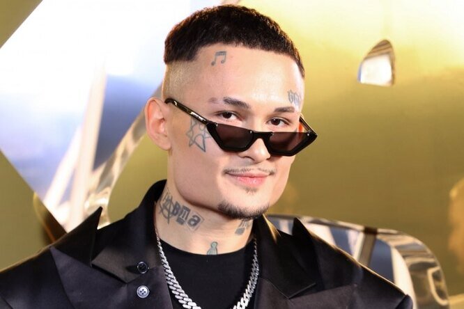 Неужели скандальность этого человека стала примером для наших детей и внуков. Ссылка на фото https://goo.su/XQs.