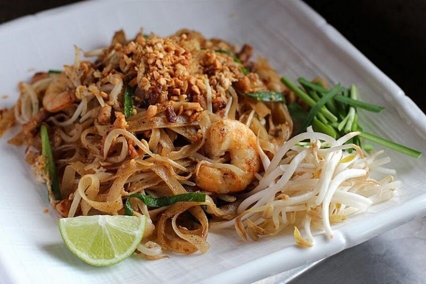 Тайская лапша пад-тай. Пад фото. Пад тай с цыпленком и тофу. Pad thai рисовая лапша. Пад фото.