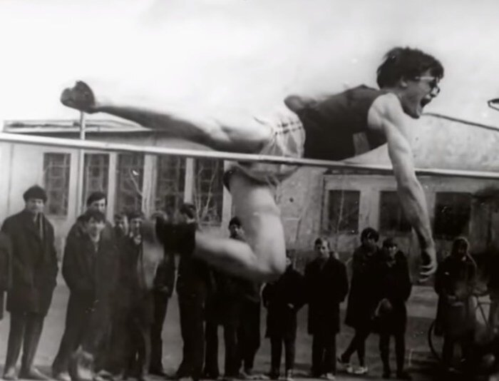 Владимир Хотиненко в Казахстане был победителем соревнований среди школьников по прыжкам в высоту. / Фото: www.russia.tv Источник: https://kulturologia.ru/blogs/280919/44271/