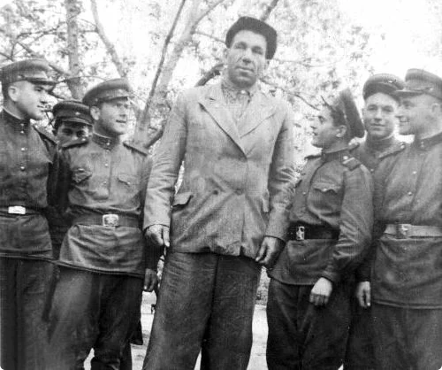 АТЛЕТ НА ФОНЕ ВЫСОКИХ МУЖЧИН