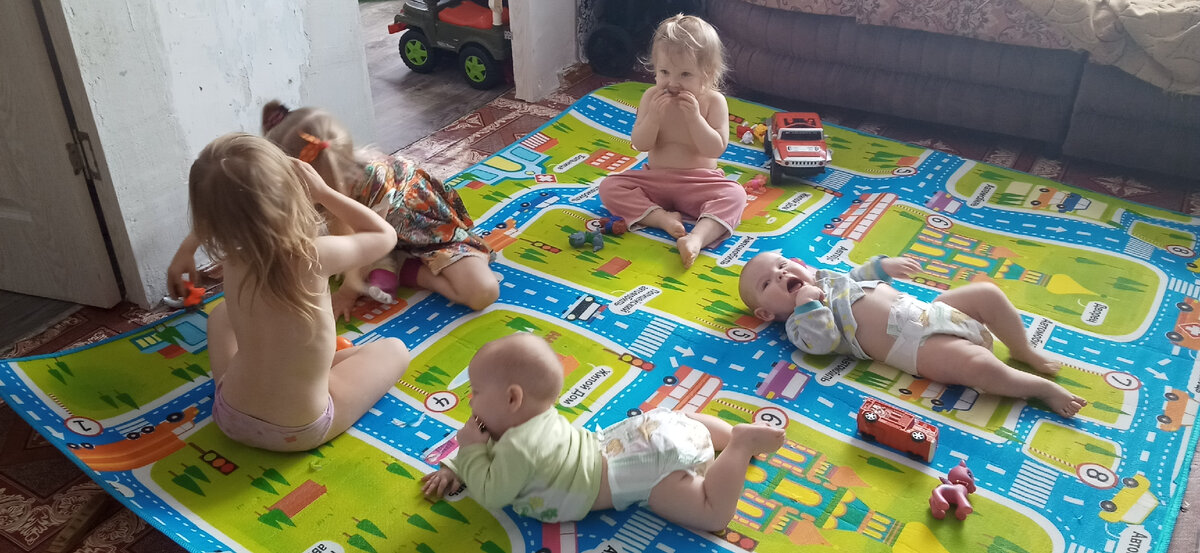 Играют с машинками. 