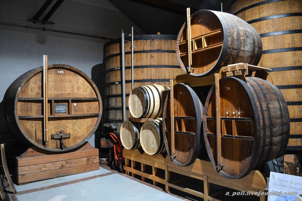 Кальвадос выдержка. Уникальная выдержка в бочках. Calvados алкоголь. Кальвадос обои на рабочий стол. Кальвадос нормандия.