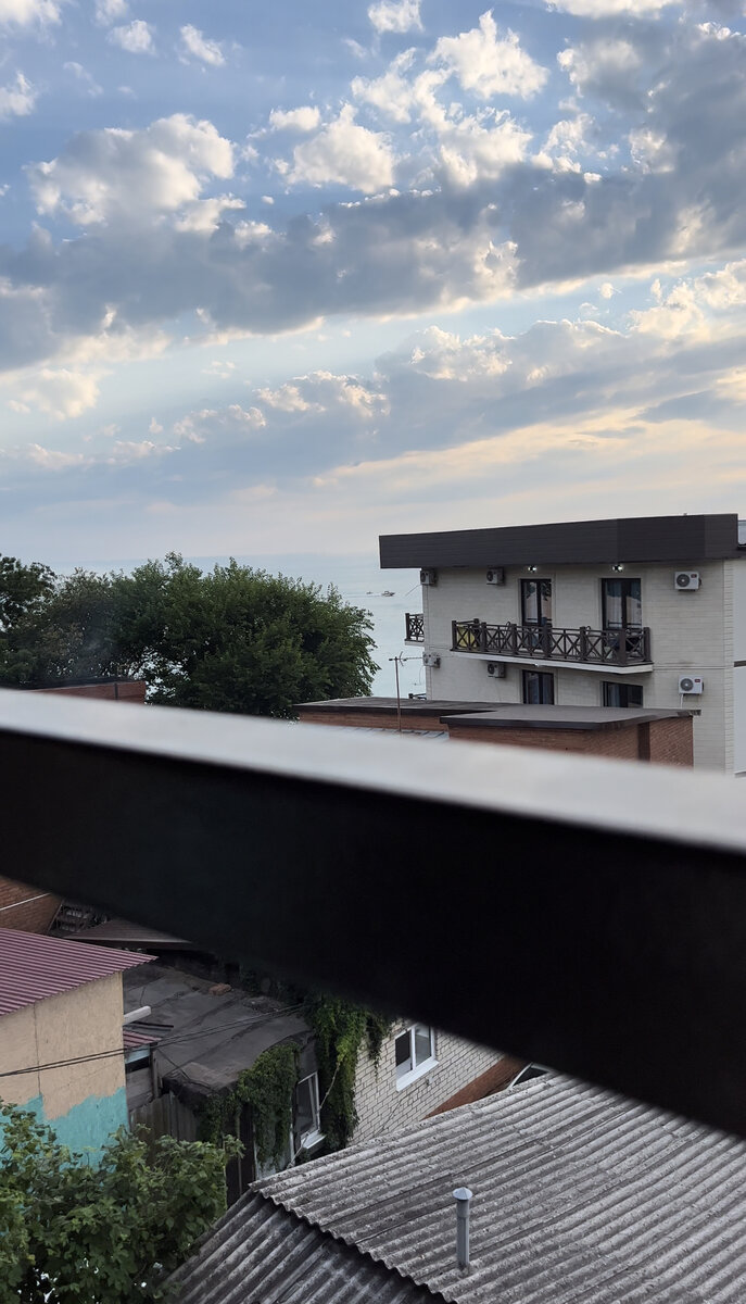 Вид с нашего балкона. Справа первый корпус этой гостевой территории