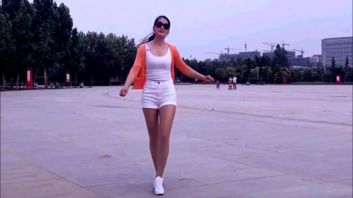 Хочу поделиться с вами видео с китайской танцовщицей,  исполняющей красивый танец шаффл под классную песню 
на казахском языке.