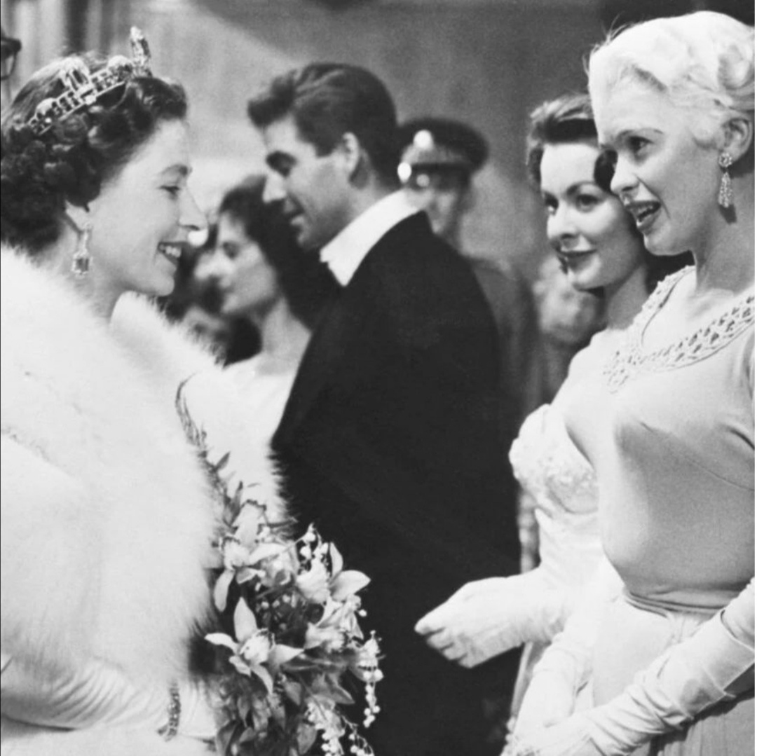 Впрочем, не стоит винить Софи в бестактности — даже оплот морали Елизавета II с Козерожьим Асцендентом при встрече с Джейн не удержалась и постоянно косила взгляд на ее грудь.