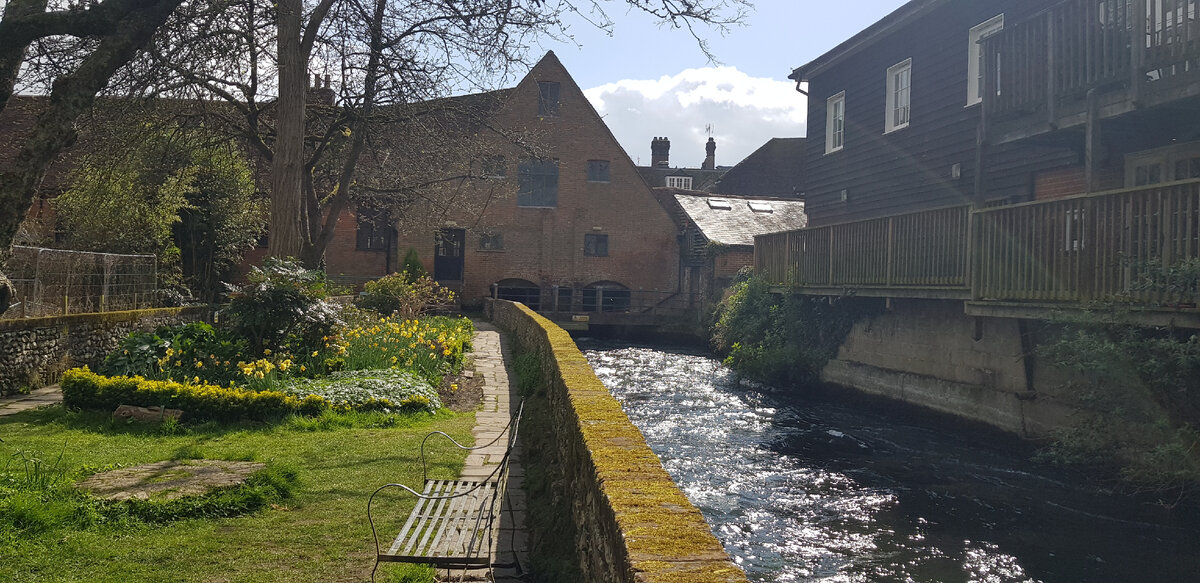 Отсюда вода из речки попадает на колесо. Фото из личного архива 