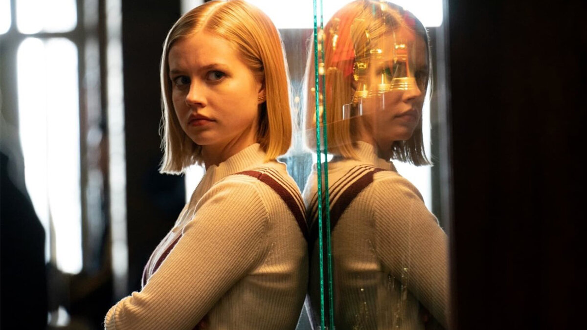 Подростковая комедия о честолюбивой ученице, пробивающей себе дорогу в светлое будущее. В главных ролях снялись Энгури Райс и Гейтен Матараццо - Дастин из Очень Странных дел»