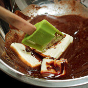 1.  Шоколад разломать на кусочки и вместе со сливочным маслом растопить на водяной бане, не переставая все время помешивать лопаткой или деревянной ложкой. Получившийся густой шоколадный соус снять с водяной бани и оставить остывать.