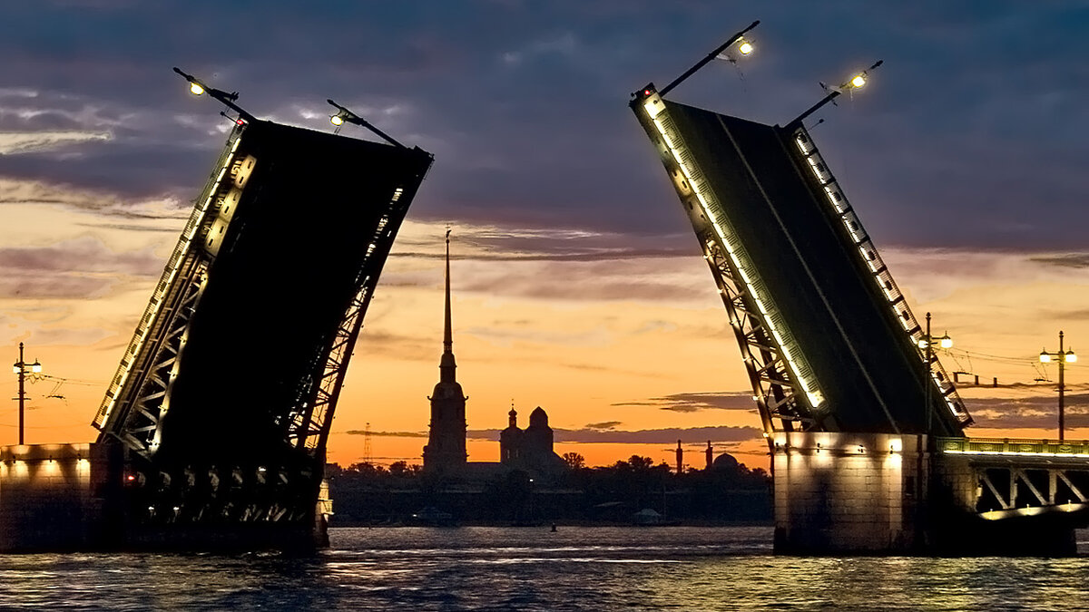 Дворцовый мост, Санкт-Петербург, Россия.