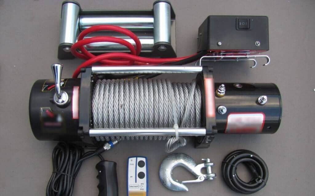 Для автомобиля УАЗ следует выбирать лебедки мощностью от 5 тонн