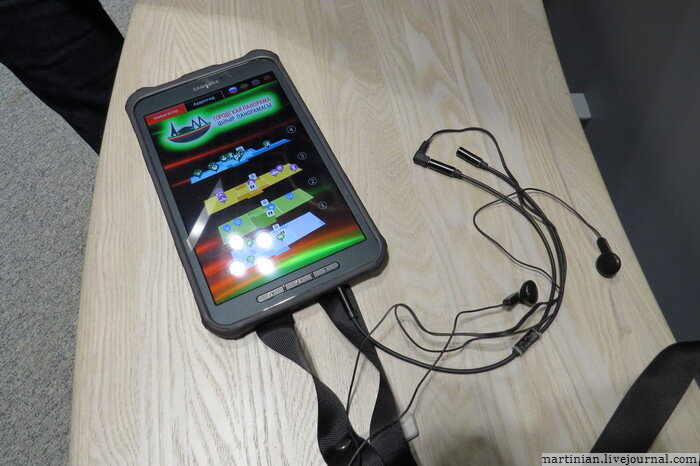 Его можно повесить на шею и слушать аудио гид через наушники.