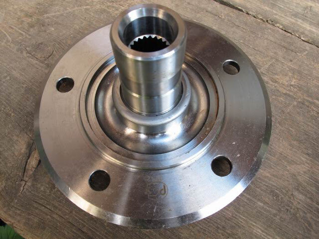  Изготовитель АО "ВАЗ". Цена 707 рублей в магазине торгующем заводскими (?) запчастями. Штамп Росстандарта.
Обратите внимание как устроено то место, которое входит в соприкосновение с поворотным кулаком. Здесь мы видим проточки различной глубины