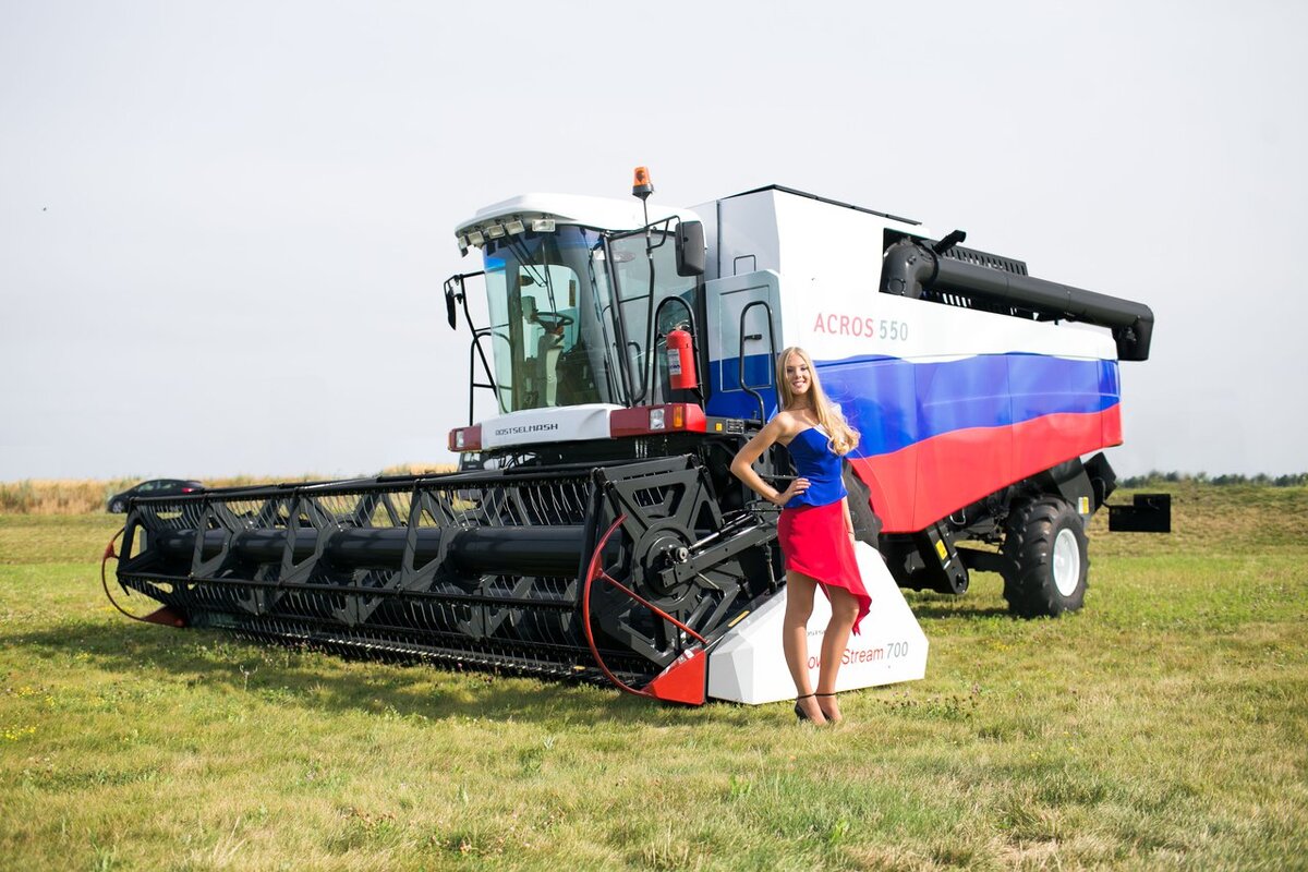 Производит комбайны. Россия комбайны Ростсельмаш. Acros 550. Сельхозтехника Акрос. Техника Ростсельмаш Акрос в поле.