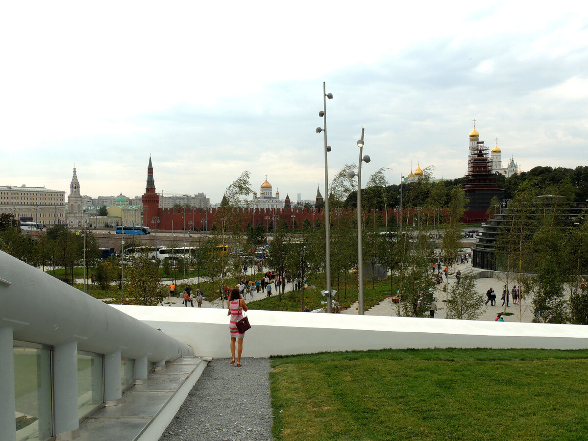 Аттракционы в парке зарядье. Парк Зарядье в Москве. Кремль парк Зарядье. Парк Зарядье аттракционы. Парк Зарядье Церковь.