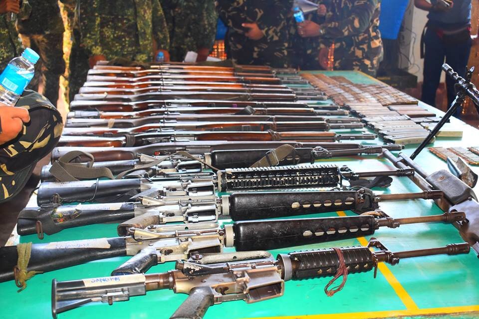 Главная винтовка филиппинских военных - M16 / M4 в нескольких вариантах. Между 1974-1986 годами местная компания Elisco Tool Manufacturing Co. изготовила150 000 M16A1s для правительства Филиппин по лицензии Colt. 