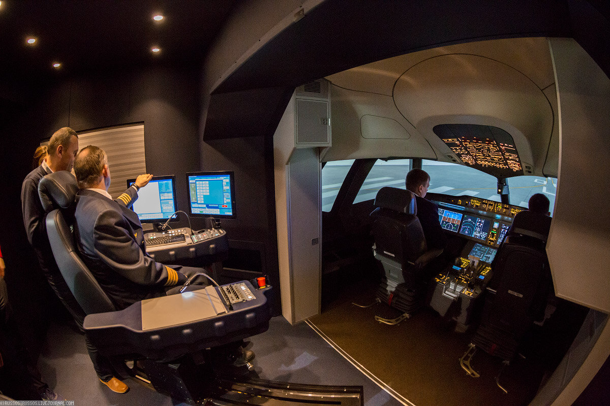 1. Он позволяет отрабатывать действия пилотов в условиях максимально приближенным к реальным благодаря установке кабины экипажа на динамический стенд.

