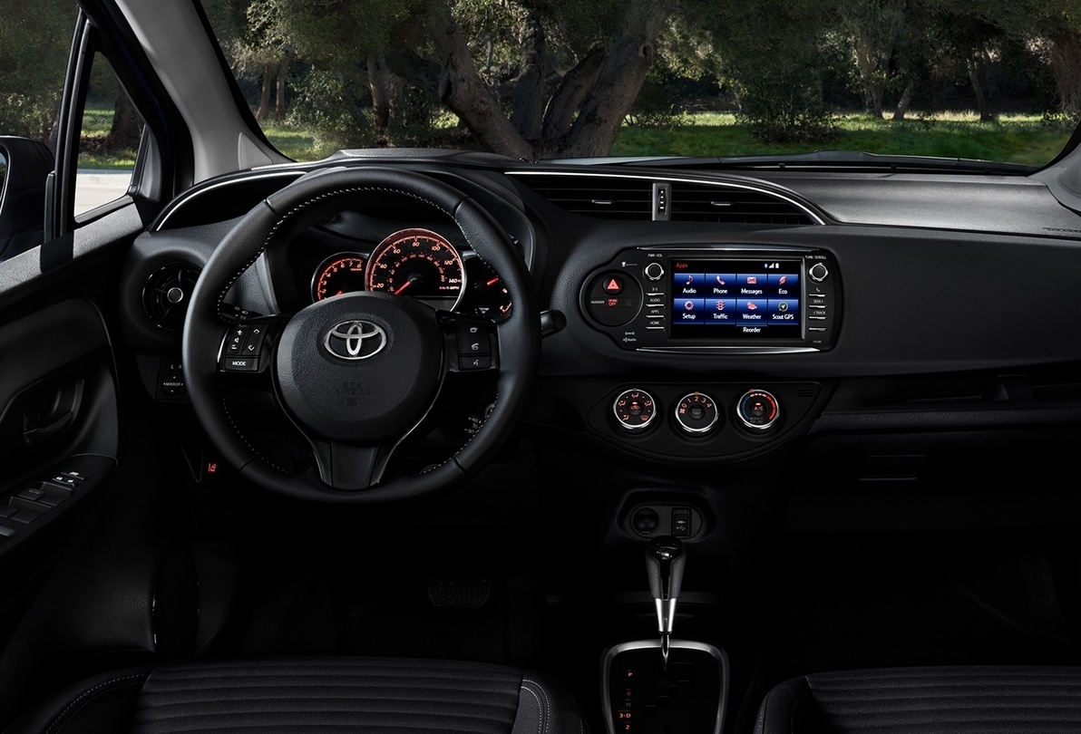 Toyota Yaris салон