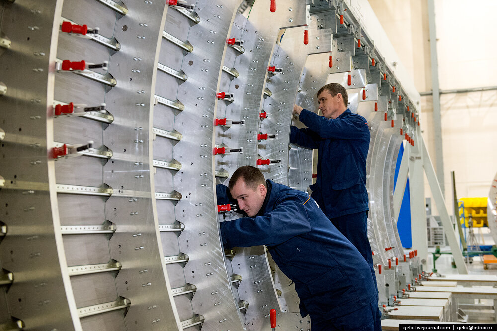 Процесс сборки. Панель МС-21. Панели фюзеляжа МС-21. МС 21 на стапеле. Панель МС 21 отсек ф1 фюзеляж.