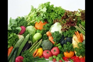 Наиболее оптимальным вариантов режима питания при подагре является вегетарианская диета. В ее основе – овощные супы, фрукты, компоты, кисломолочная продукция. Если исключение мяса невозможно, лучше употреблять так называемое диетическое мясо. Это может быть кролик или курица. Также в меню показаны куриные яйца, вермишель, рыба (нежирная в вареном виде), креветки. Разрешается употреблять в пищу нежирный и несоленый сыр, творог (запеканки, пудинги из него).