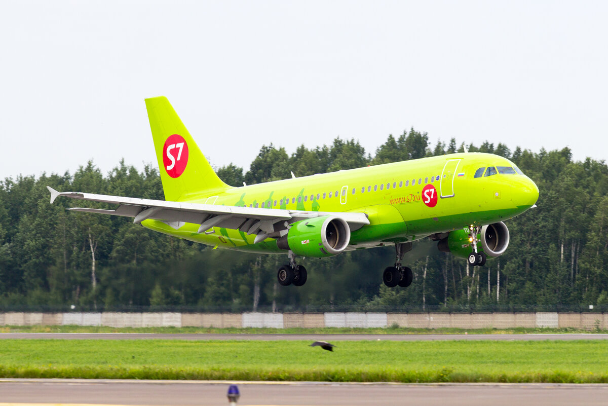 1.Airbus A319 VP-BTU S7