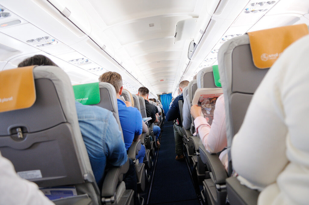 Пассажиры на борту самолета