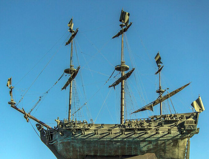 Памятник в Санкт-Петербурге линейному кораблю 4 ранга "Полтава", в постройке которого принимал участие Петр Первый. 27 мая 2018 года в Санкт-Петербурге спустили на воду точную полноразмерную копию этого корабля, в котором будет музей.