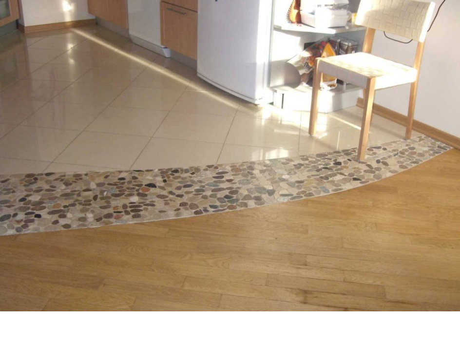 Лучший вариант, это скомбинировать плитку с влагостойким ламинатом.