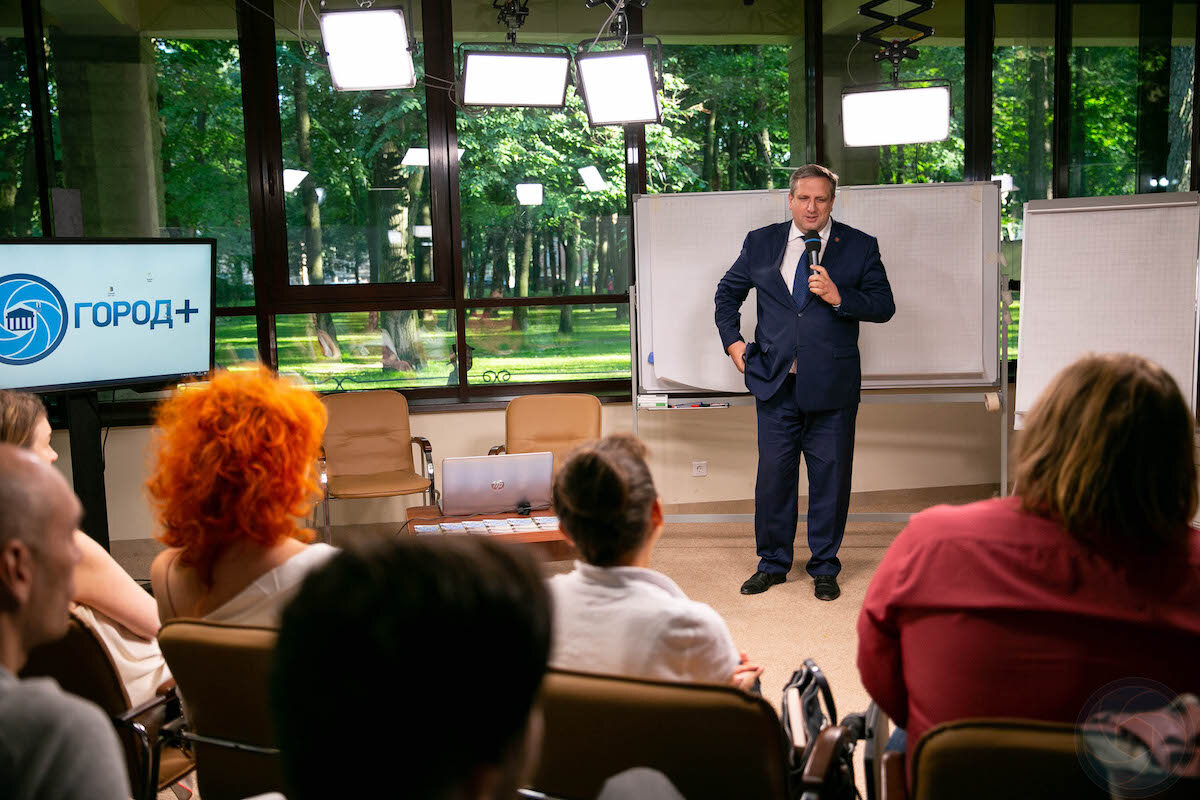  Основой для оценки вариантов будущего являются экспертные оценки. Методология Форсайт вобрала в себя десятки традиционных и достаточно новых экспертных методов. При этом происходит их постоянное совершенствование, отработка приемов и процедур, что обеспечивает повышение обоснованности предвидения перспектив научно-технического и социально-экономического развития.  