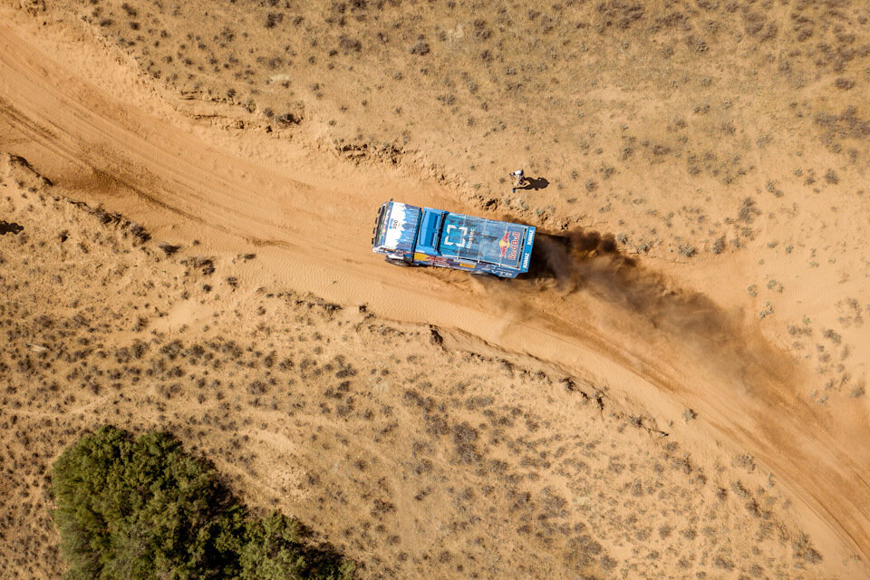 Иногда удается одну и ту же машину снять на фотоаппарат и дрон одновременно.