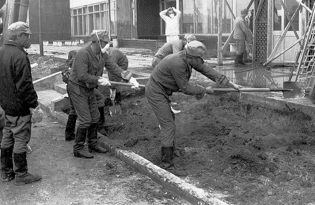 Ликвидатор аварии. Ликвидаторы последствий аварии на Чернобыльской АЭС. Чернобыль 1986 ликвидаторы. Ликвидаторы ЧАЭС пожарные. 1986 Чернобыльская АЭС ликвидаторы.