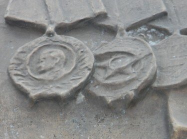 Мы уже ни раз и ни два рассказывали и снимали видео о том, какими скандалами сопровождалось строительство его строительство. Памятник стоит до сих пор, но служит не увековечиванию памяти легендарного человека, а местным курьезом и памятником халтуре.  К нему теперь водят приезжих , чтобы показать на бюсте Героя  искаженный Орден Красного знамени с перевернутой звездой и повернутым в другую сторону Знаменем.