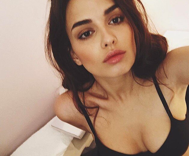 Модель Элиф Аксу