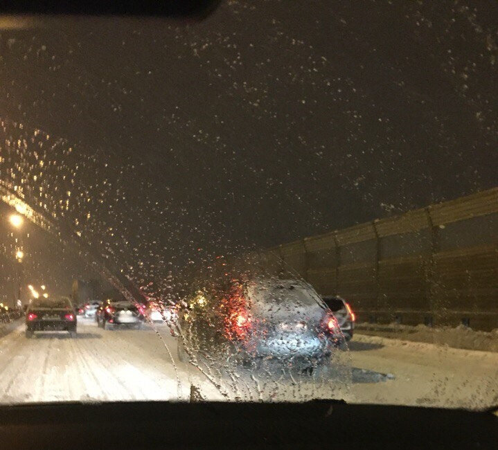 А вот так это выглядит за рулем… Согласитесь, не очень комфортно, особенно когда за окном полярная ночь…слепит очень сильно и плюс пурга…вглядываешься, как бы не приехать в пешехода…)